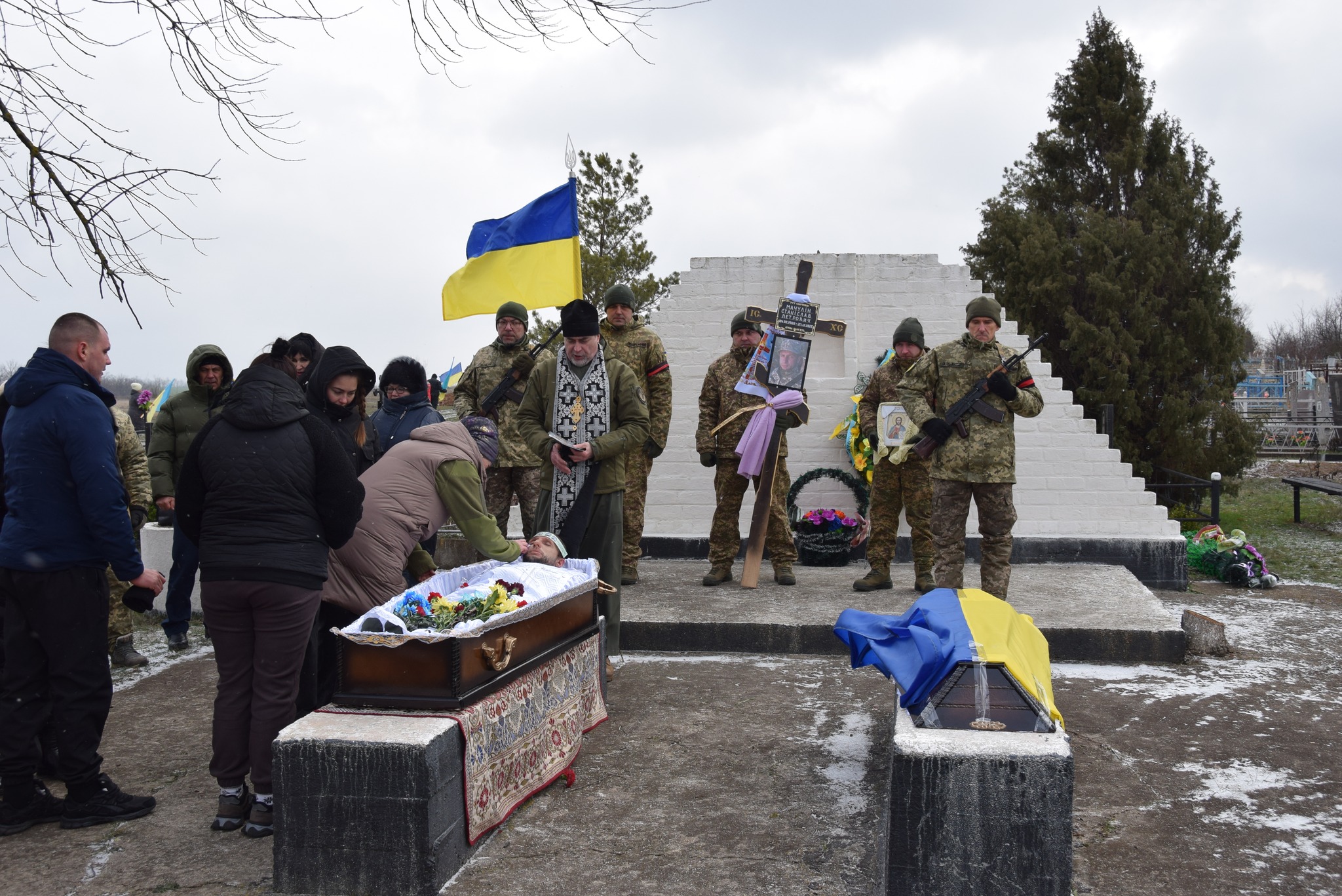 В останню путь провели бійця з Петрівської громади