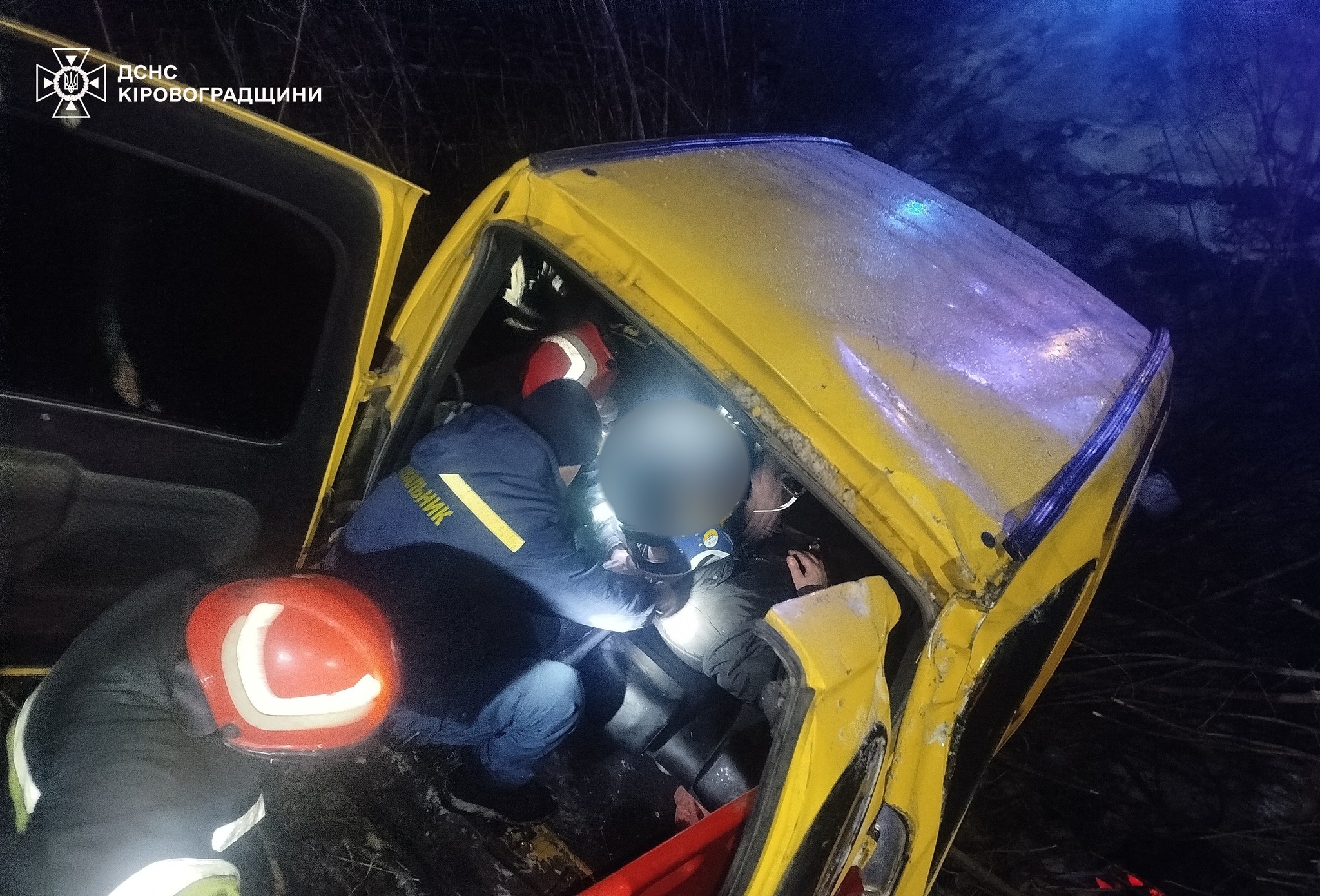 На Кіровоградщині врятували водія легкового автомобіля, який потрапив у ДТП