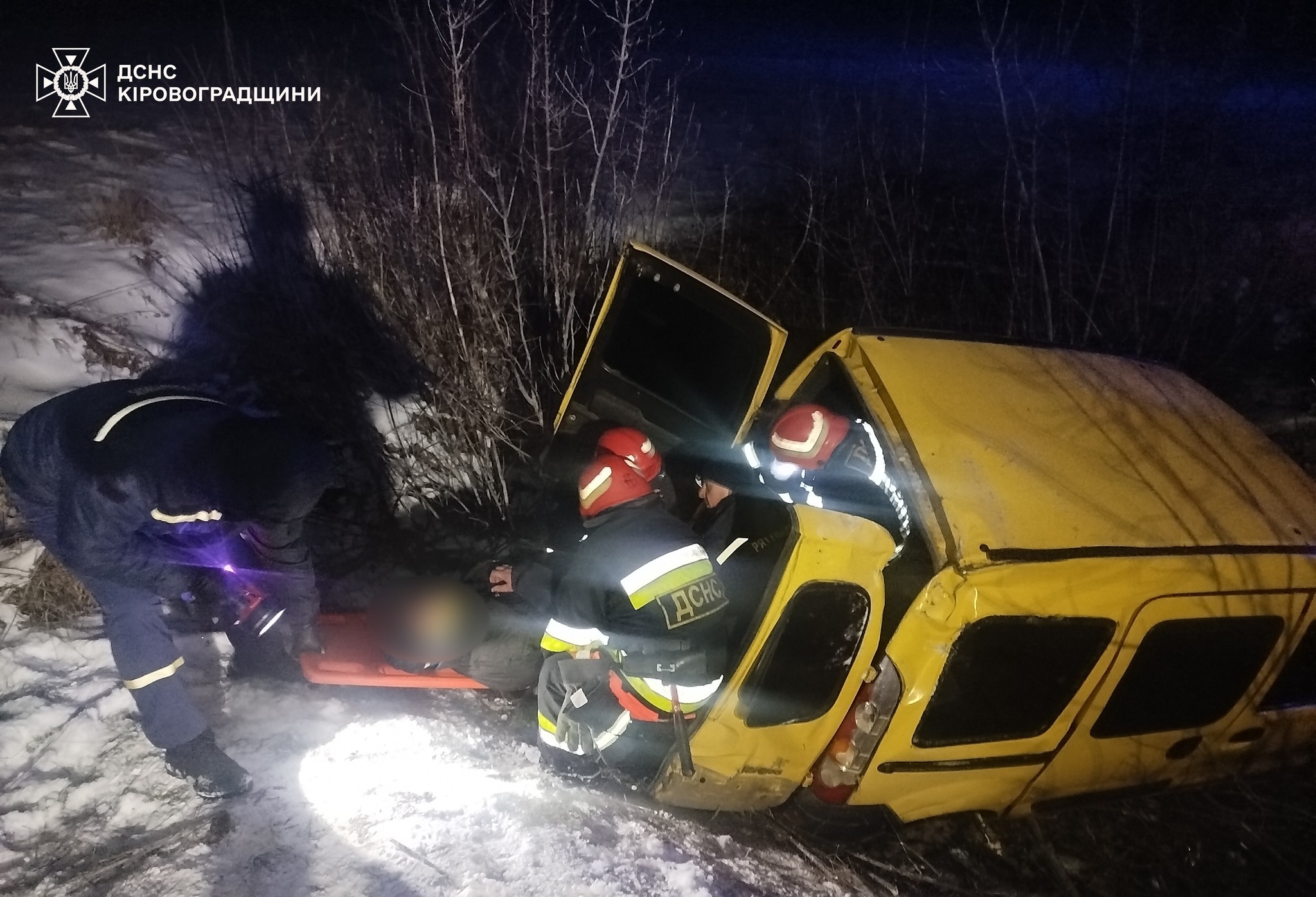 На Кіровоградщині врятували водія легкового автомобіля, який потрапив у ДТП