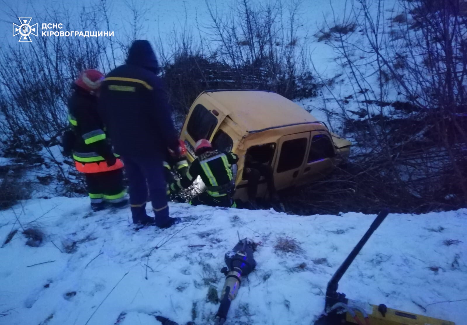 На Кіровоградщині врятували водія легкового автомобіля, який потрапив у ДТП97501550272_n
