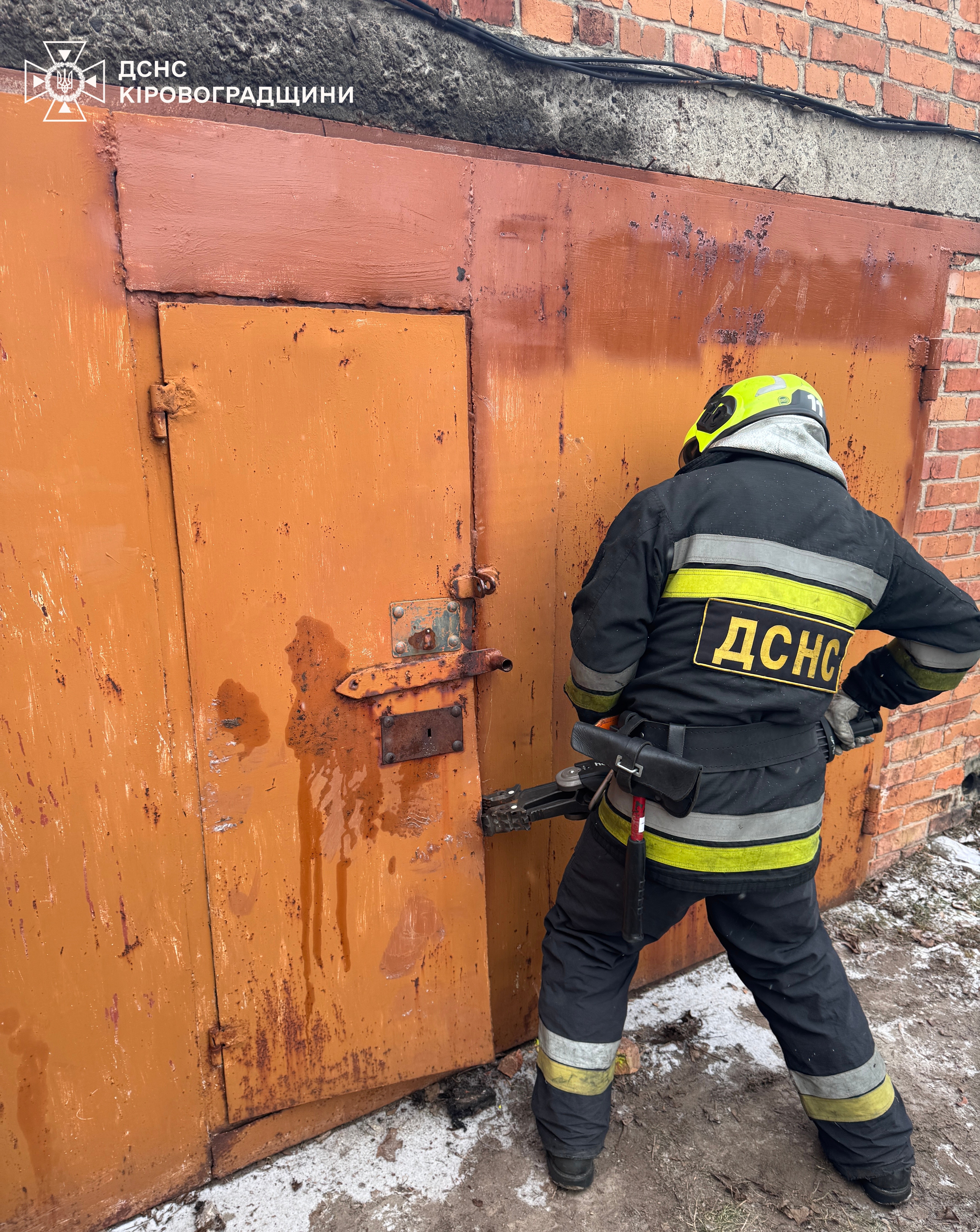 В Олександрії на території гаражного кооперативу виявили чоловіка без свідомості, він помер під час реанімаційних заходів.