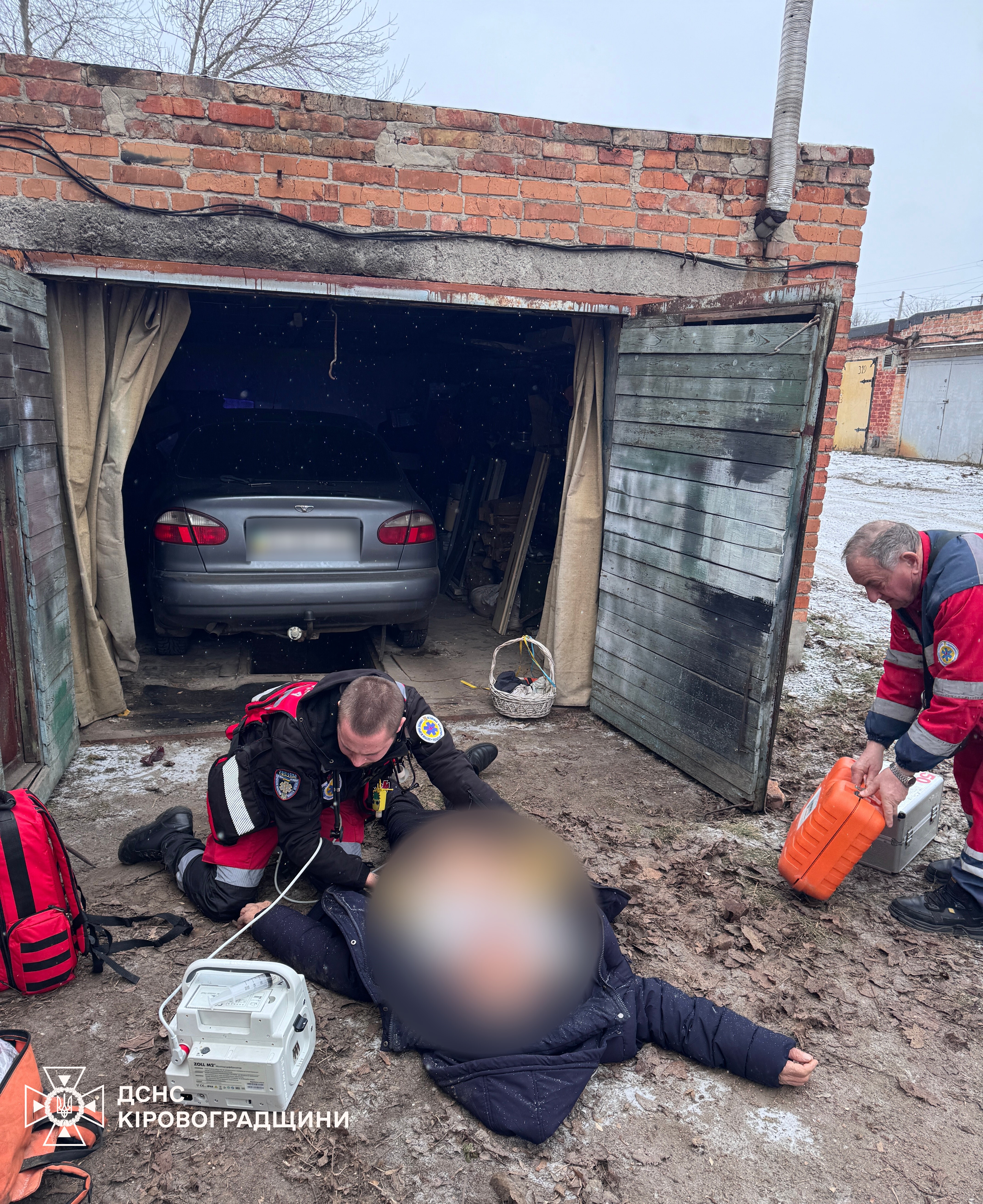 В Олександрії на території гаражного кооперативу виявили чоловіка без свідомості, він помер під час реанімаційних заходів.