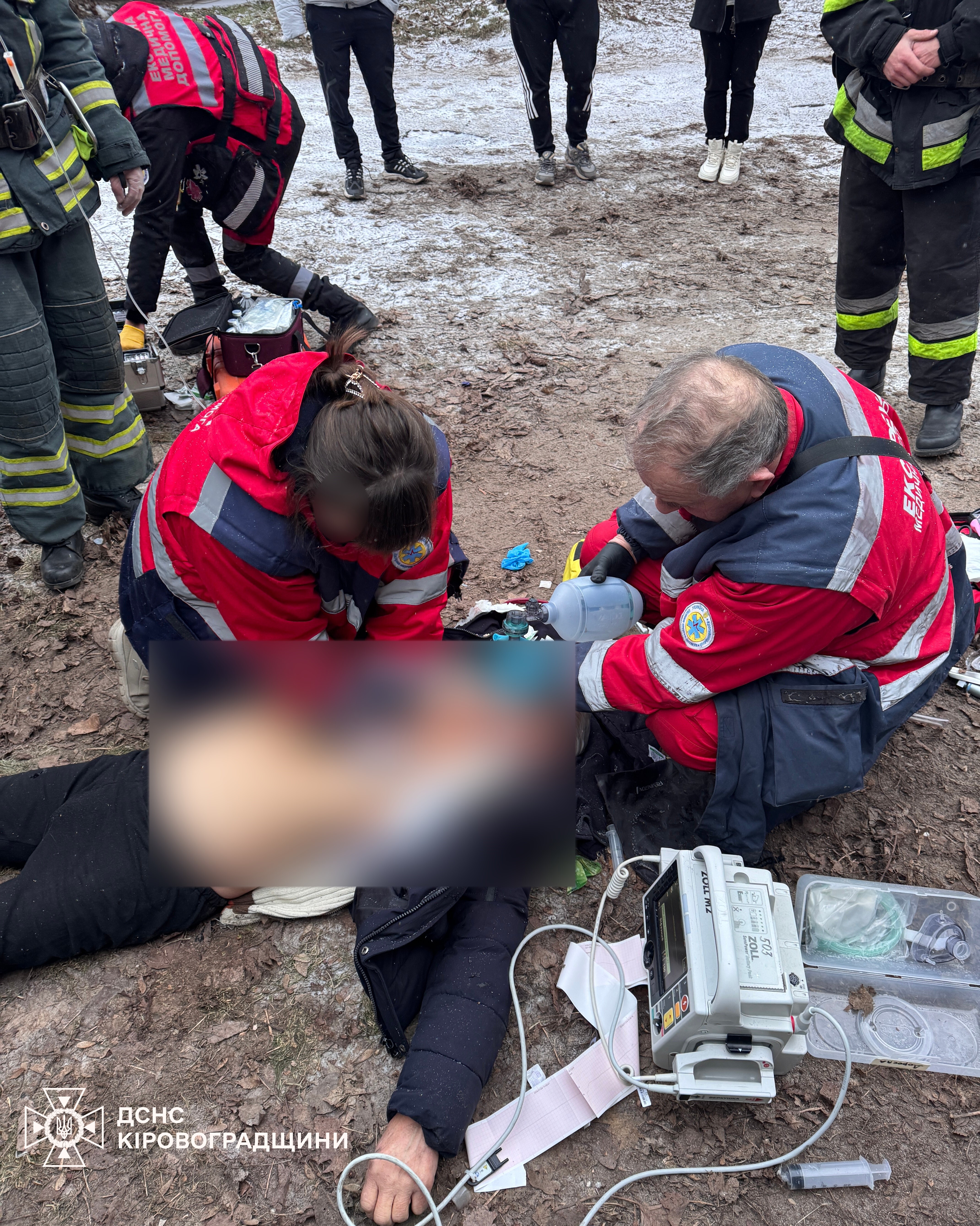 В Олександрії на території гаражного кооперативу виявили чоловіка без свідомості, він помер під час реанімаційних заходів.