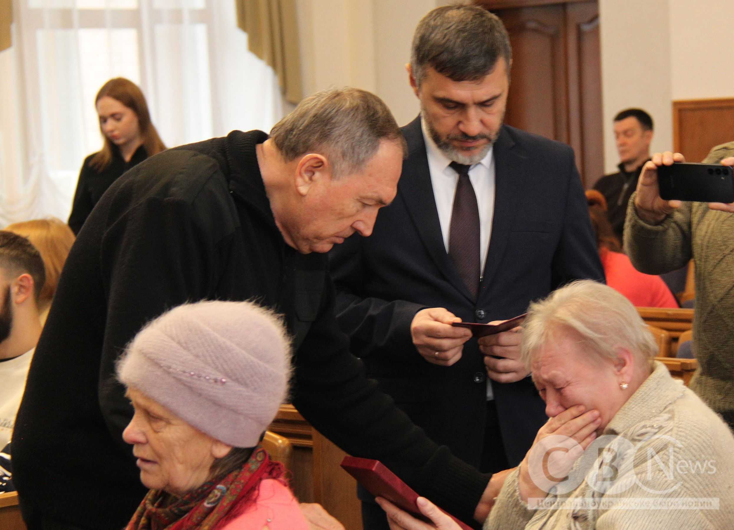 У День пам'яті Героїв Крут у Кропивницькому родинам загиблих і зниклих безвісти захисників вручили державні нагороди