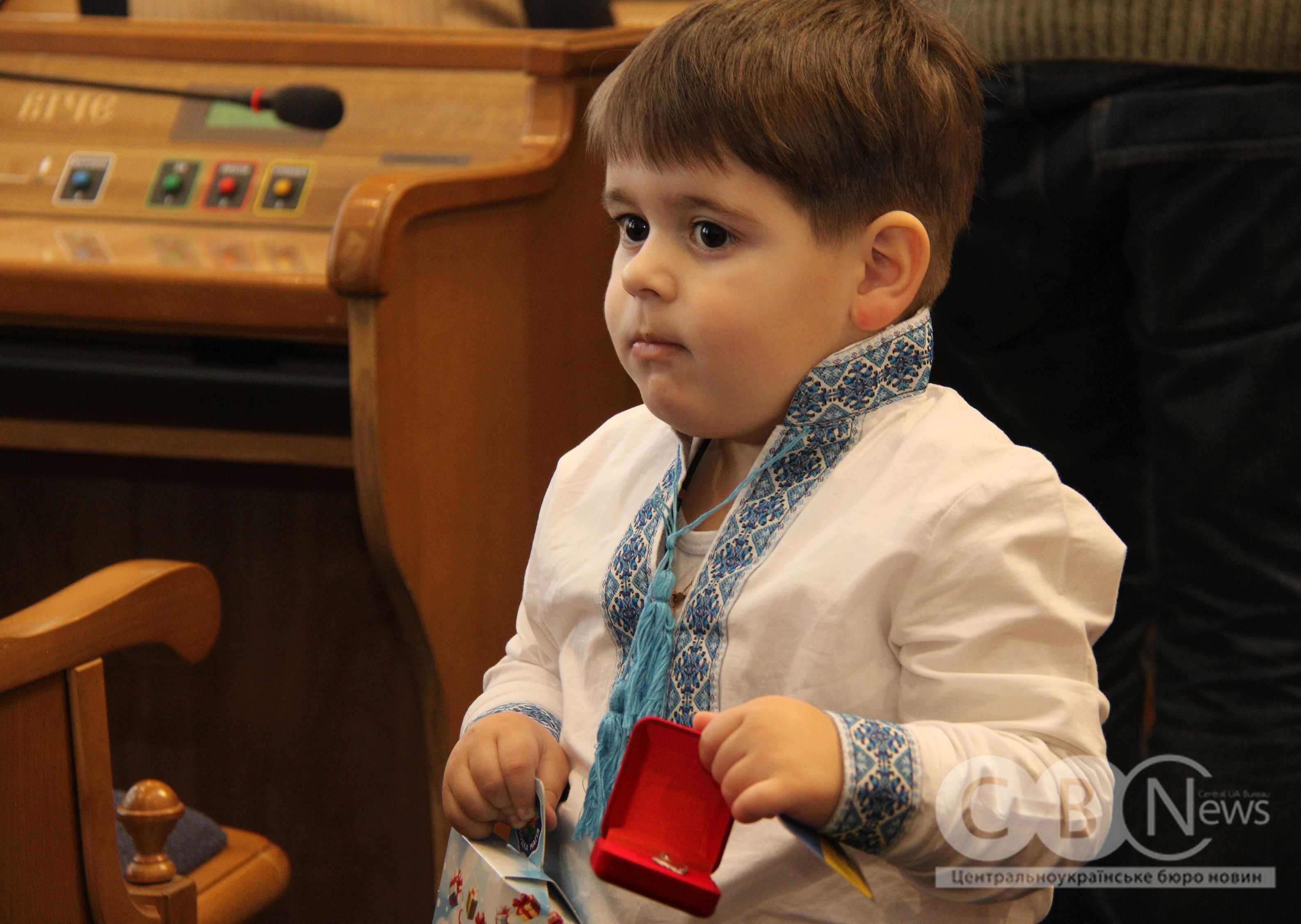 У День пам'яті Героїв Крут у Кропивницькому родинам загиблих і зниклих безвісти захисників вручили державні нагороди