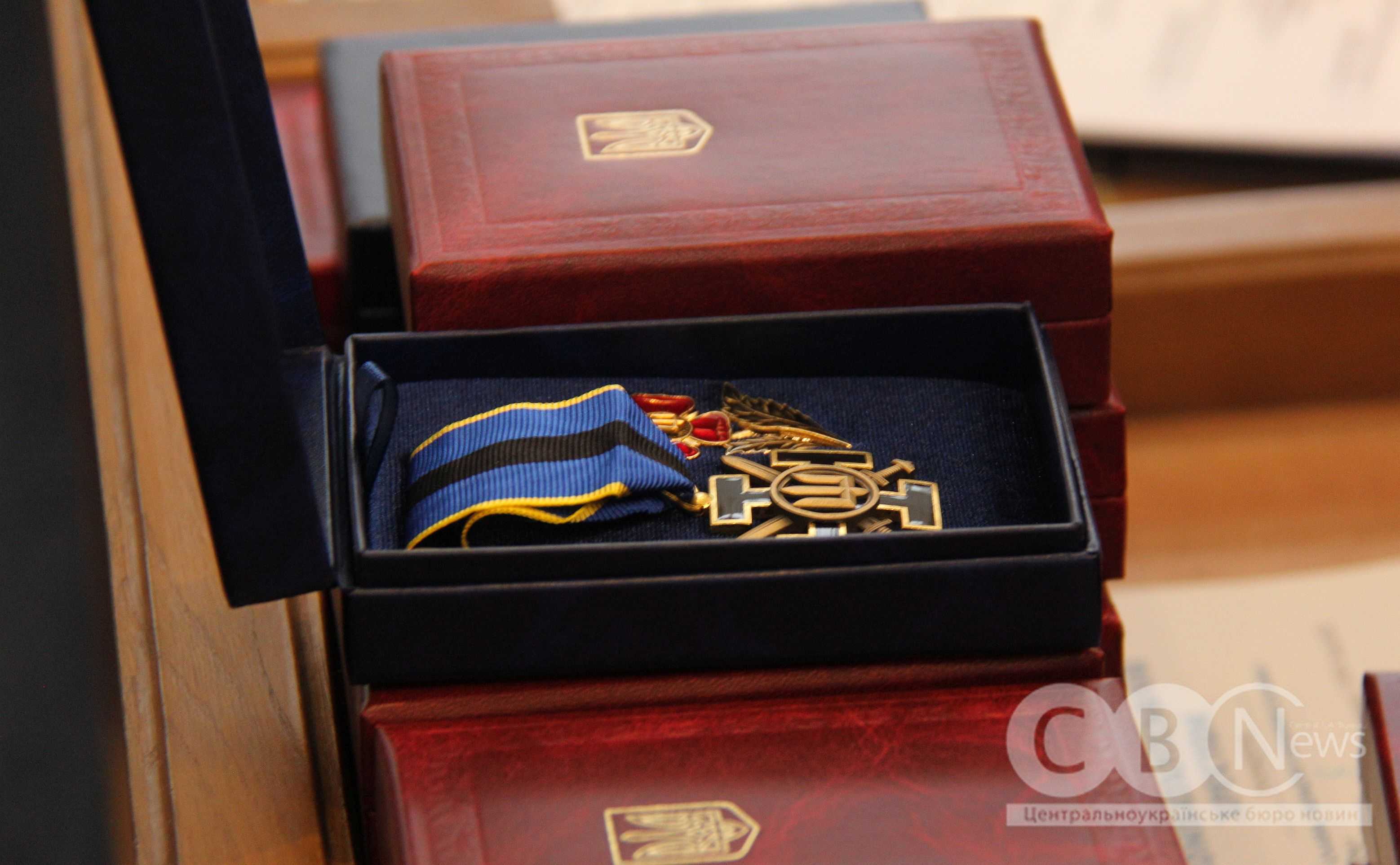 У День пам'яті Героїв Крут у Кропивницькому родинам загиблих і зниклих безвісти захисників вручили державні нагороди