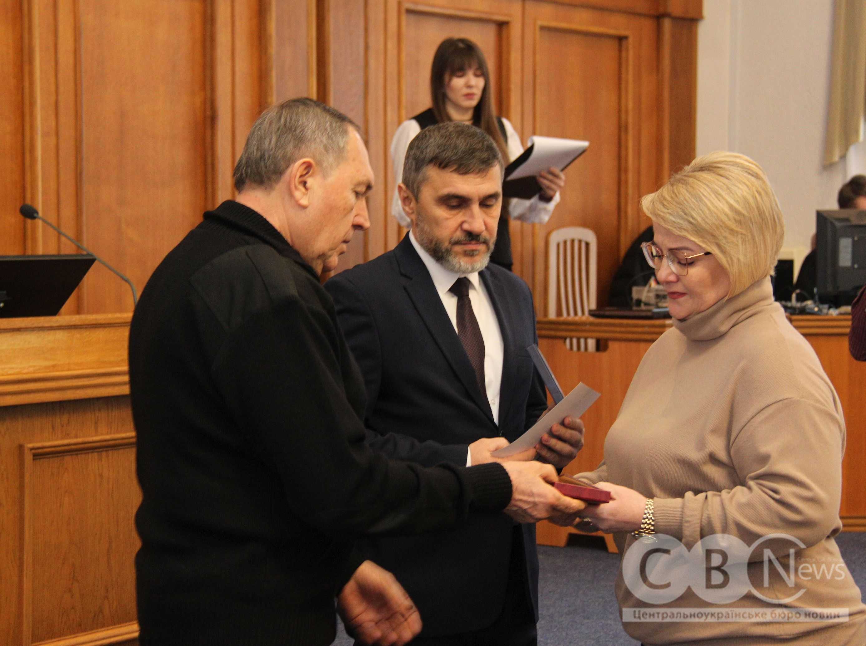 У День пам'яті Героїв Крут у Кропивницькому родинам загиблих і зниклих безвісти захисників вручили державні нагороди