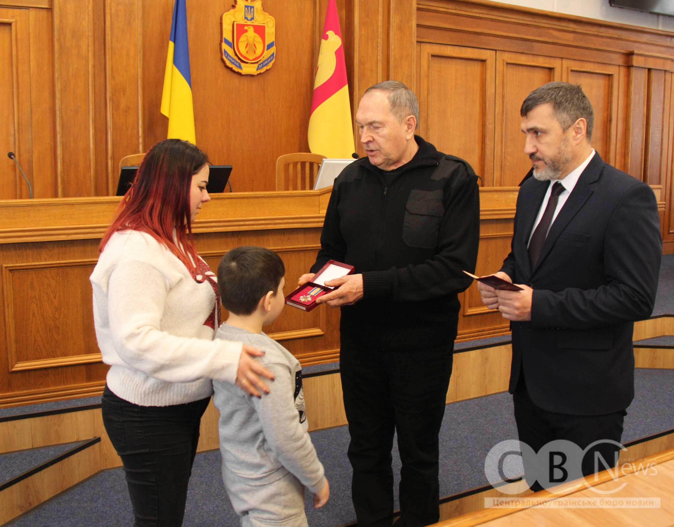 У День пам'яті Героїв Крут у Кропивницькому родинам загиблих і зниклих безвісти захисників вручили державні нагороди