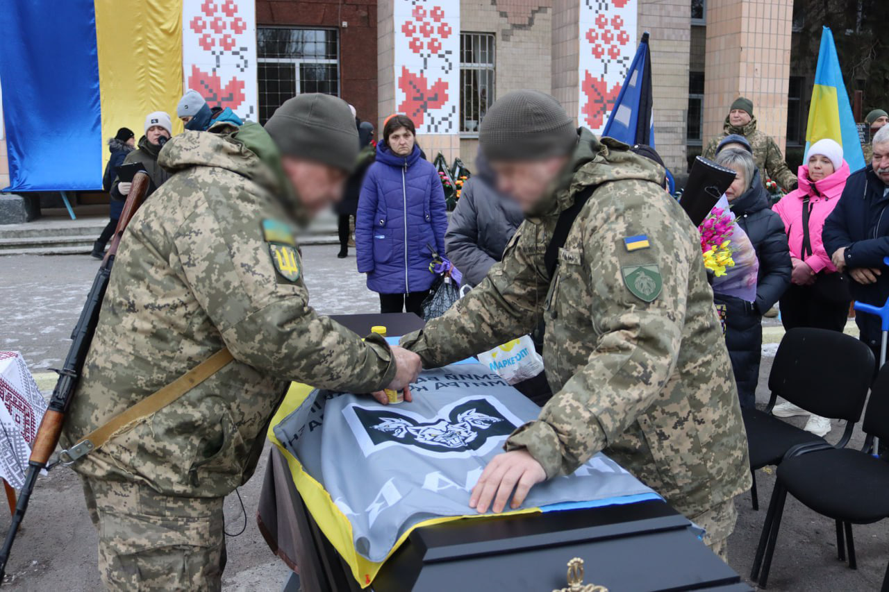 Жителі Світловодська провели в останню путь загиблого на війні Євгенія Журавльова.