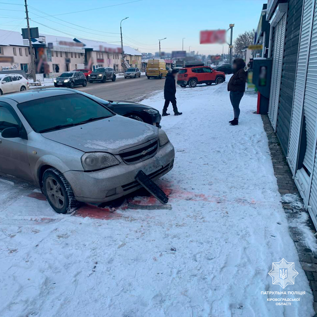 Водійка Chevrolet врізалася у магазин та Tesla у Кропивницькому