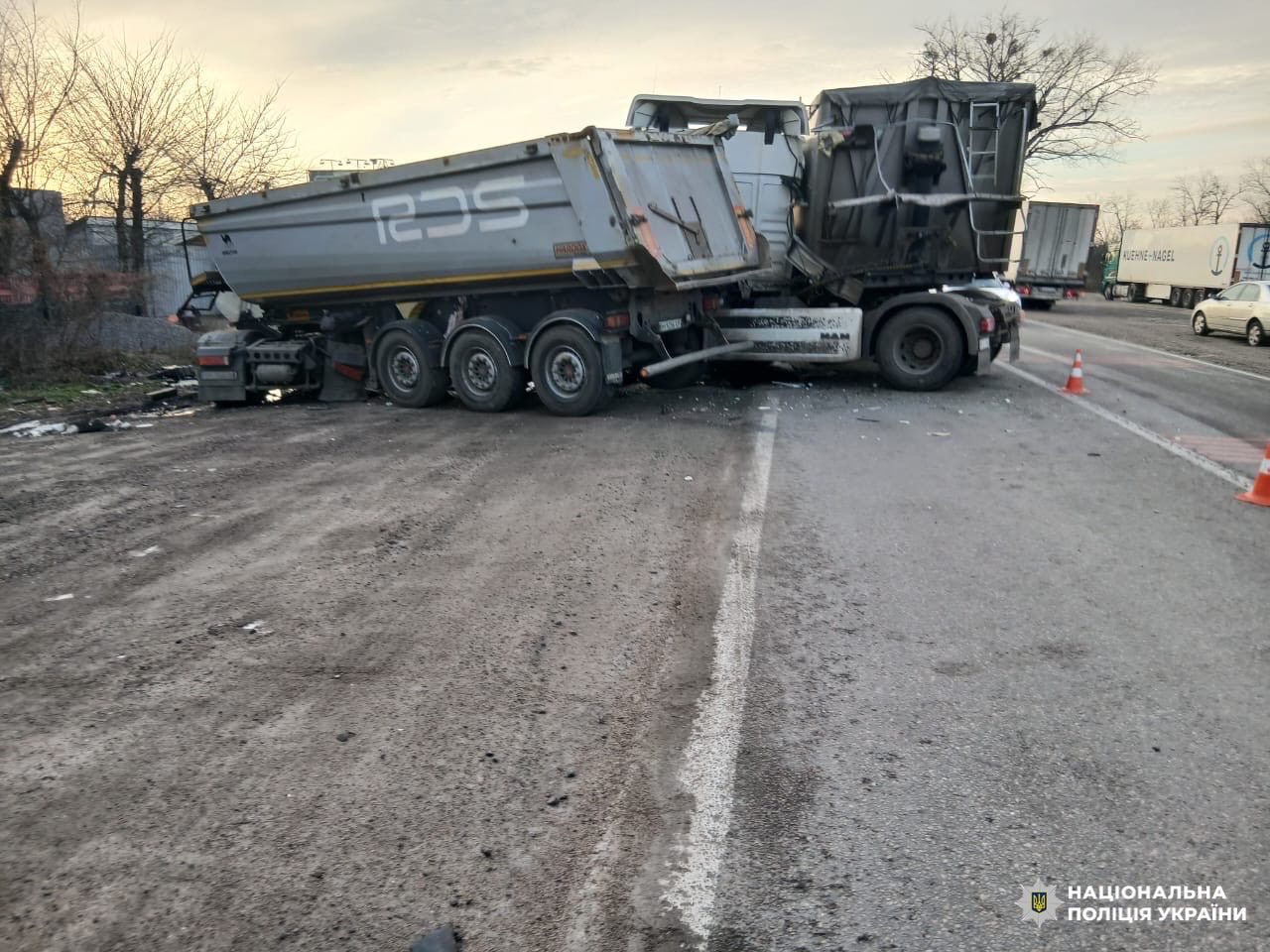Дві вантажівки зіткнулися на Олександрійщині: одного з водіїв госпіталізували