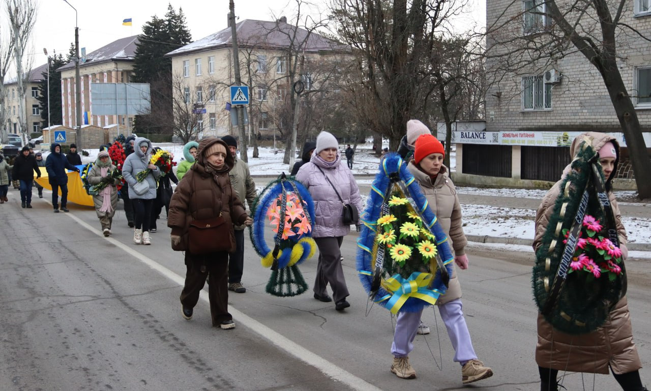 Жителі Світловодська провели в останню путь загиблого на війні Євгенія Журавльова.
