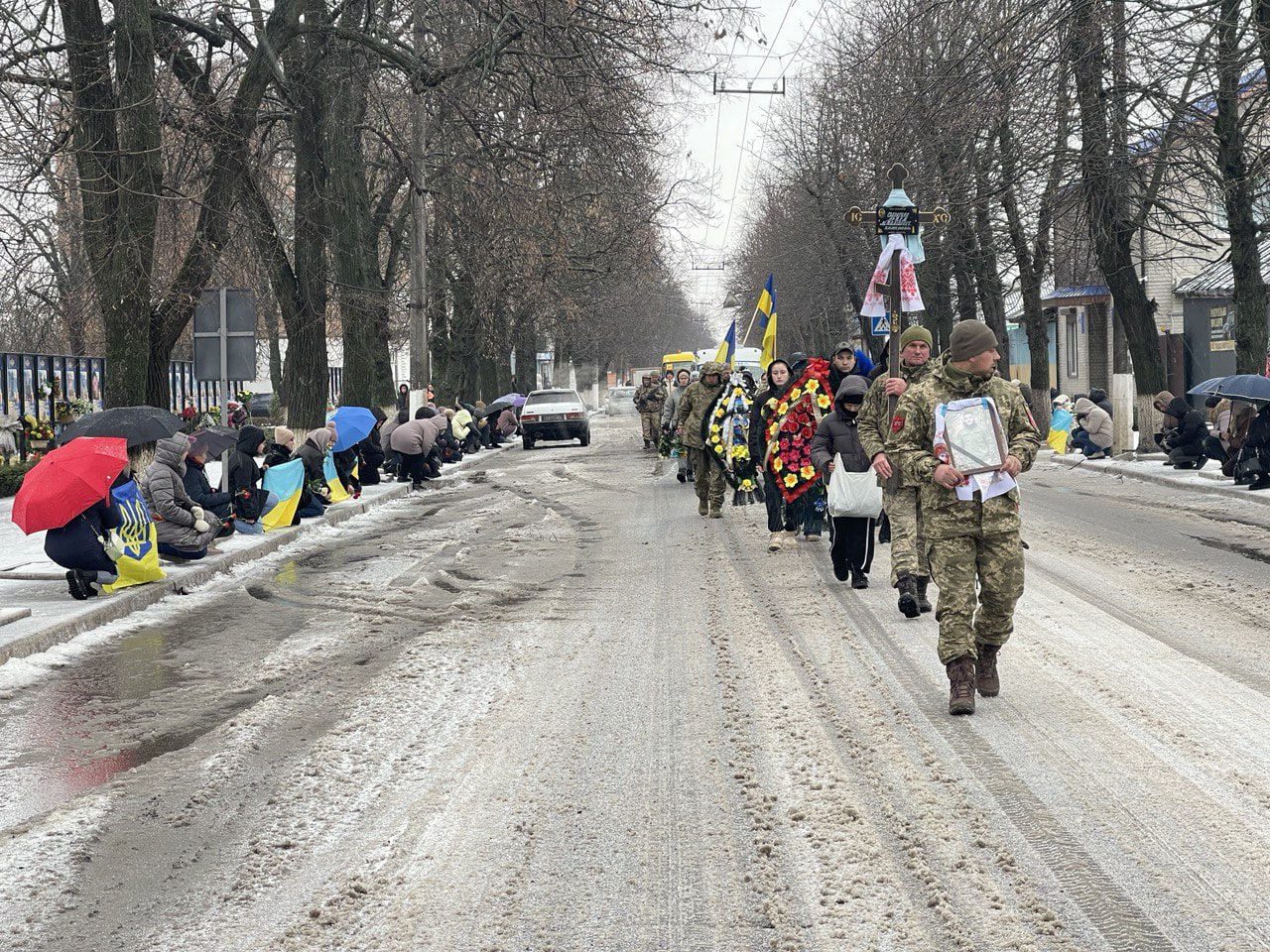 У Олександрівській громаді провели в останню путь військового Артема Солоненка.