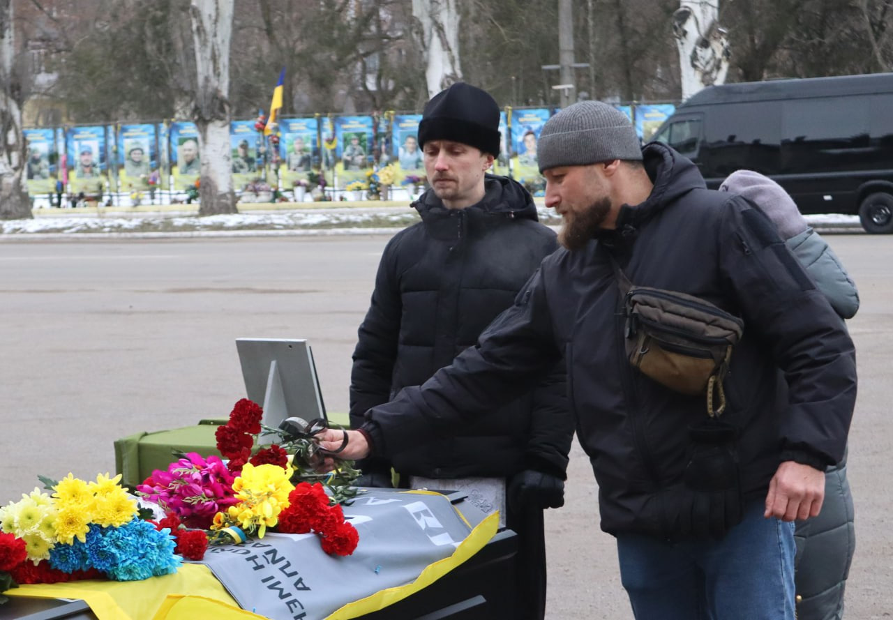 Жителі Світловодська провели в останню путь загиблого на війні Євгенія Журавльова.