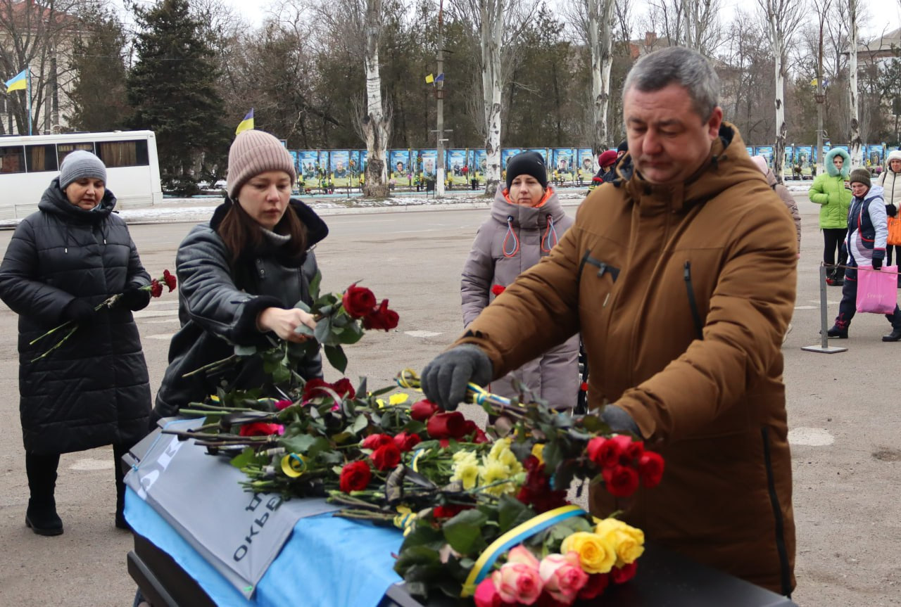 Жителі Світловодська провели в останню путь загиблого на війні Євгенія Журавльова.