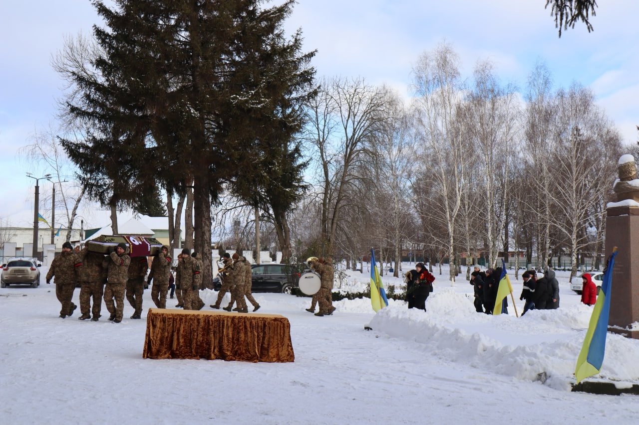 Жителі Онуфріївської громади попрощалися з полеглим захисником Максимом Сичем.