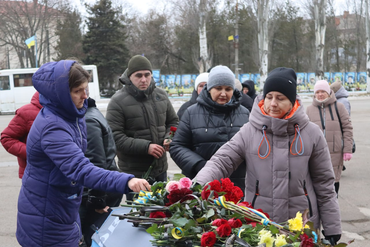 Жителі Світловодська провели в останню путь загиблого на війні Євгенія Журавльова.