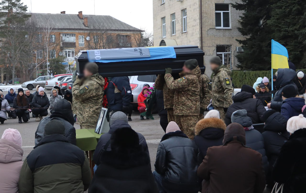 Жителі Світловодська провели в останню путь загиблого на війні Євгенія Журавльова.