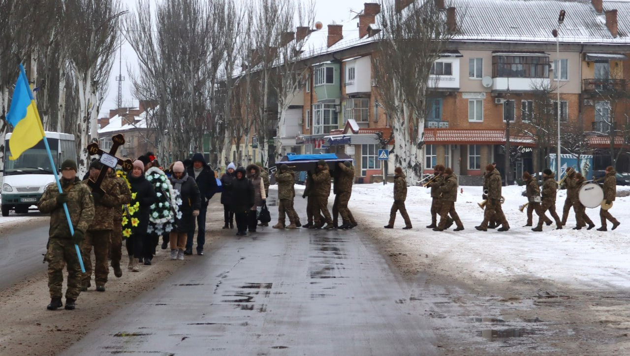У Світловодській громаді попрощалися із загиблим Денисом Хижняком