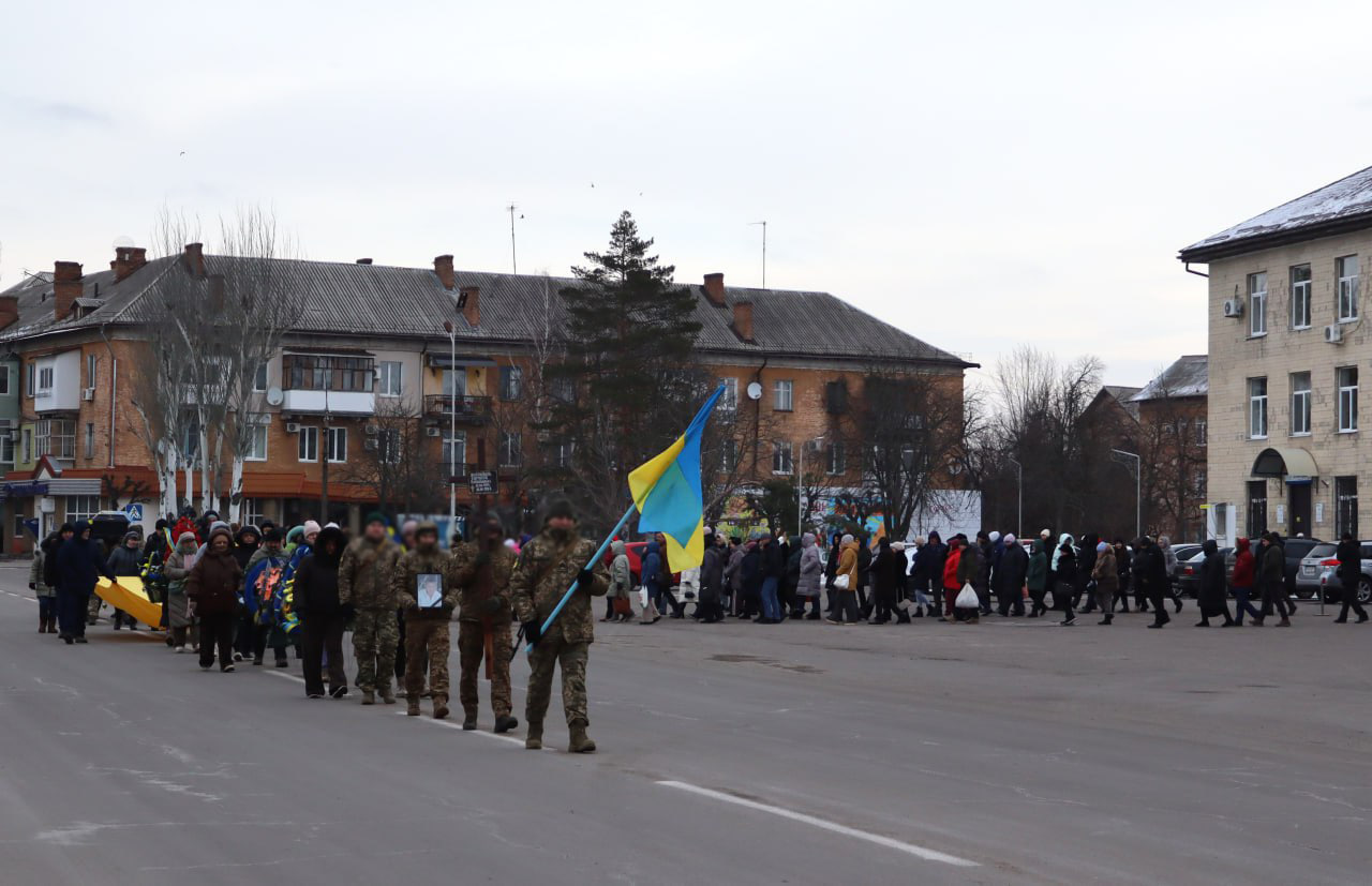 Жителі Світловодська провели в останню путь загиблого на війні Євгенія Журавльова.