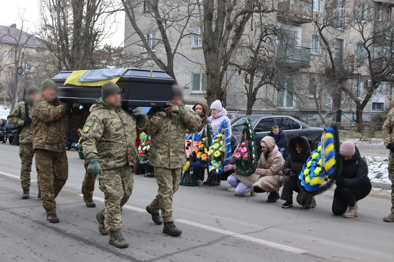Жителі Світловодська провели в останню путь загиблого на війні Євгенія Журавльова.