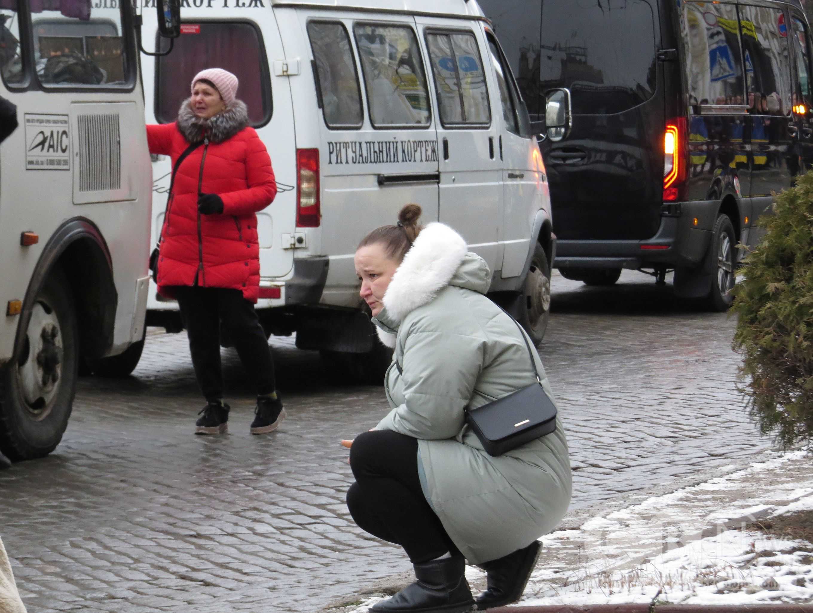 У Кропивницькому попрощалися з чотирма військовими: Антоном Мельником, Михайлом Зав'яловим, Антоном Карпенком та Віталієм Деревянком.