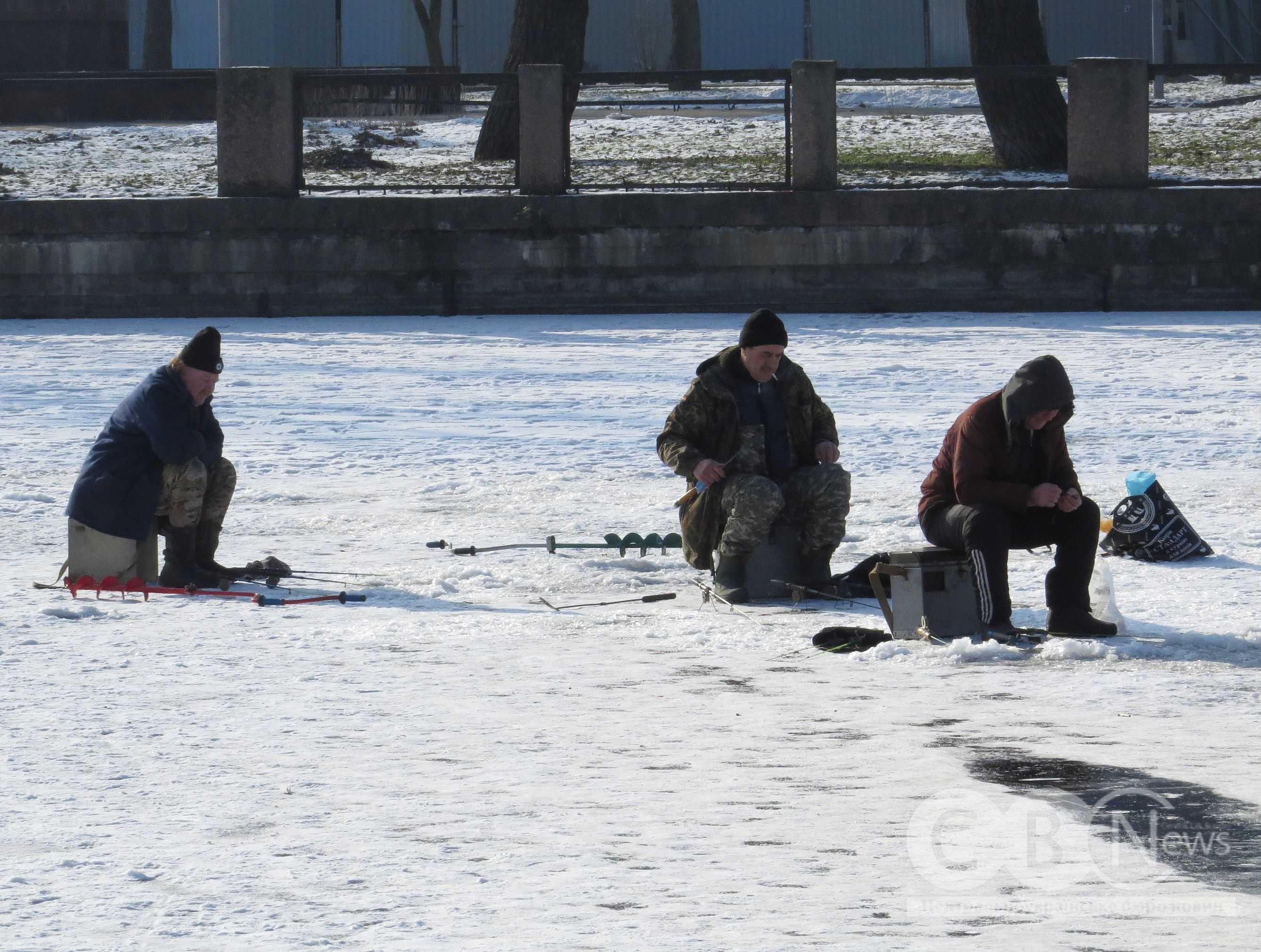 Кропивничани виходять на лід Інгулу порибалити
