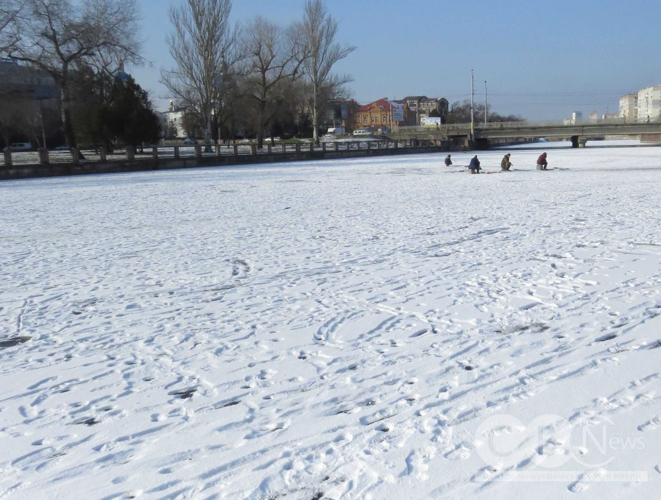 Кропивничани виходять на лід Інгулу порибалити