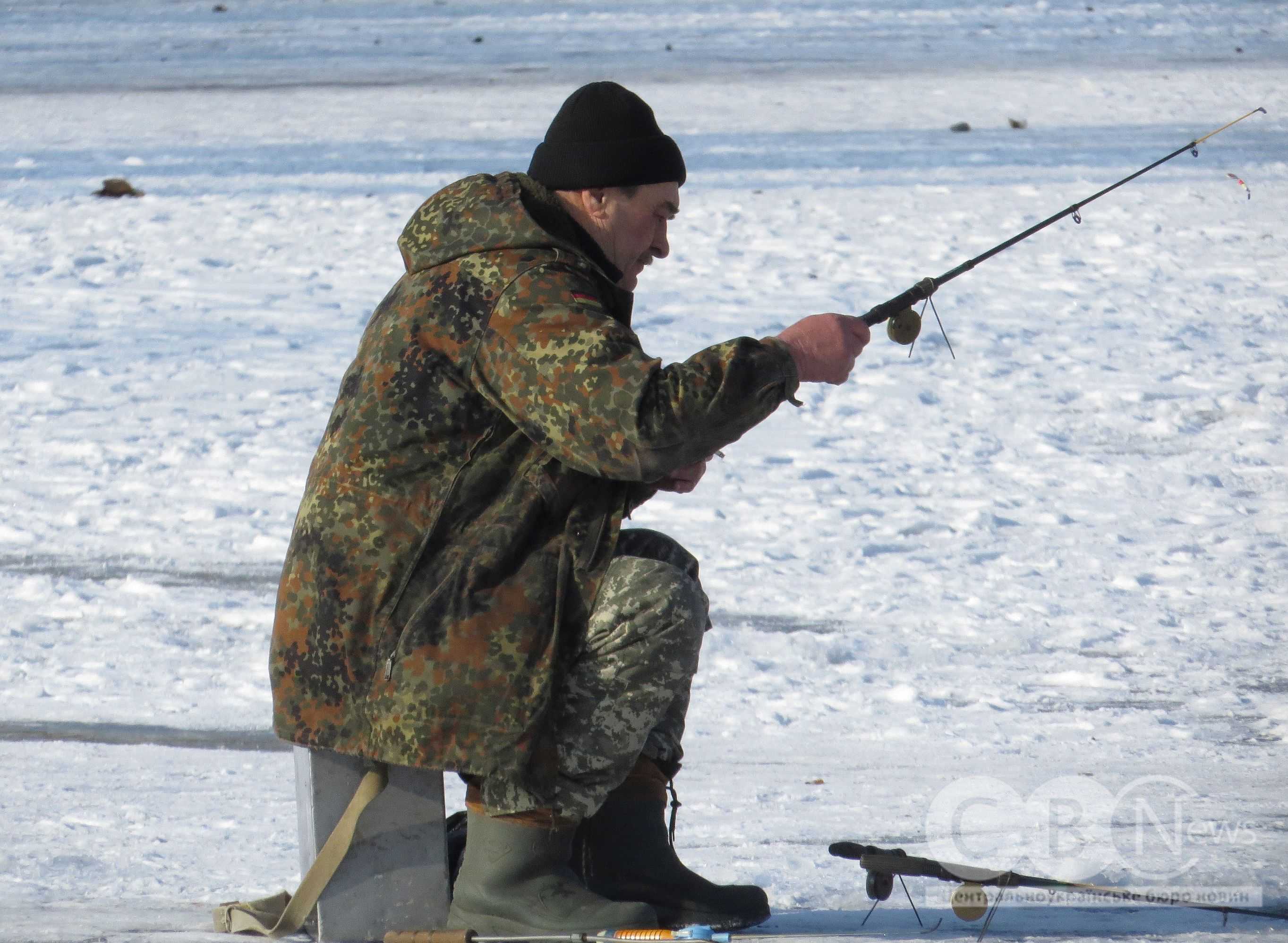 Кропивничани виходять на лід Інгулу порибалити