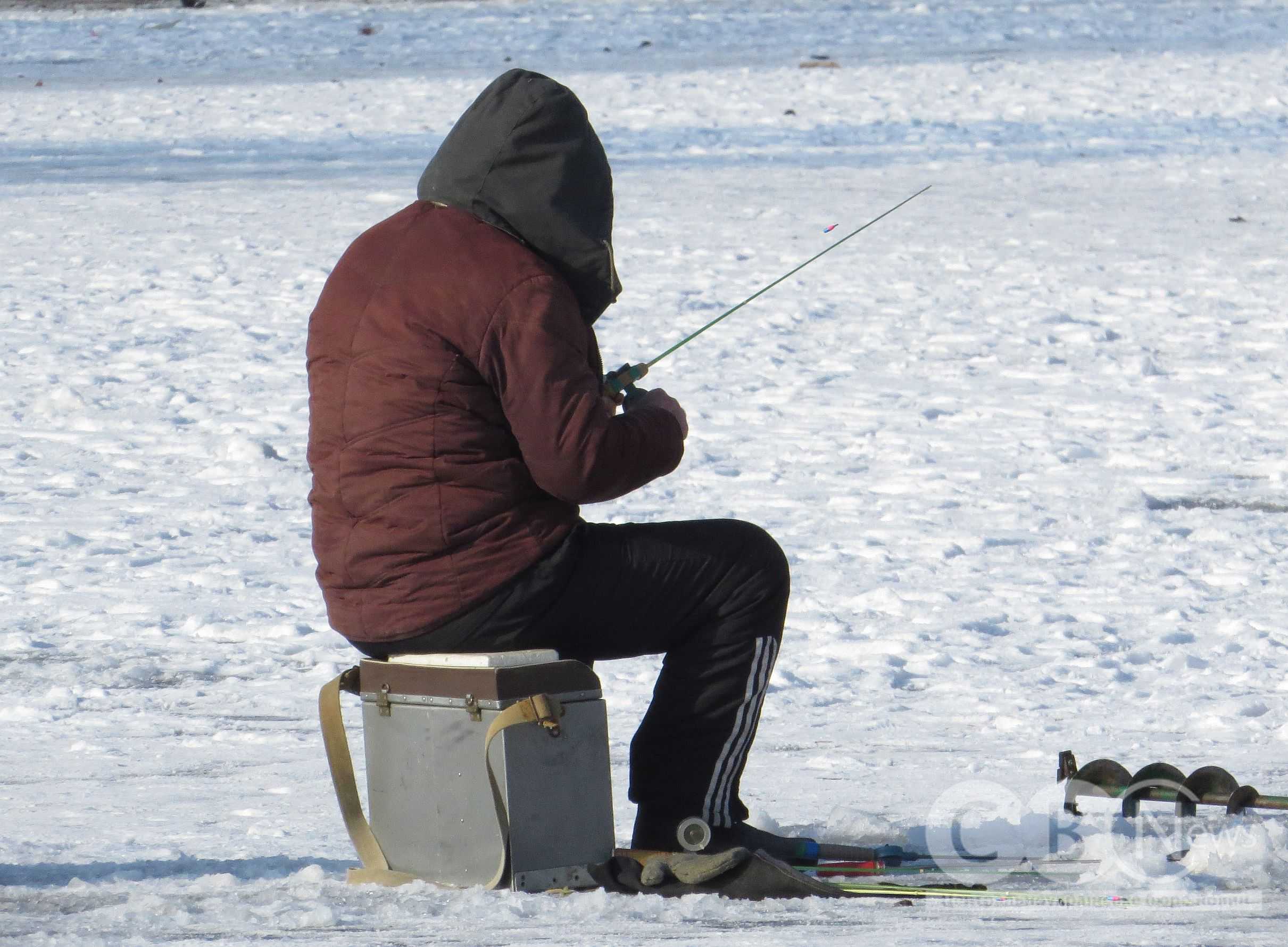 Кропивничани виходять на лід Інгулу порибалити