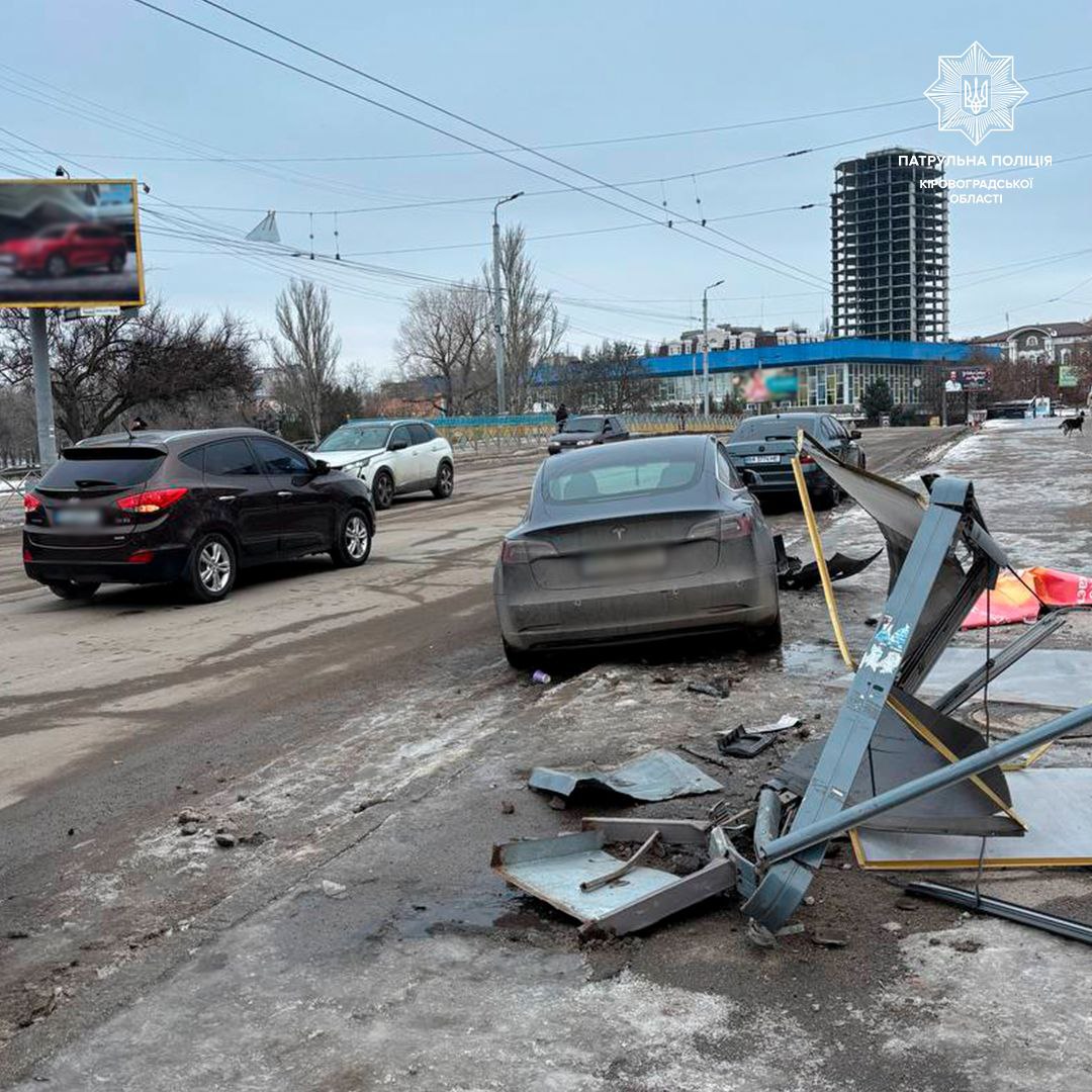 Водійка Hyundai неподалік податкової в Кропивницькому спричинила потрійну ДТП.
