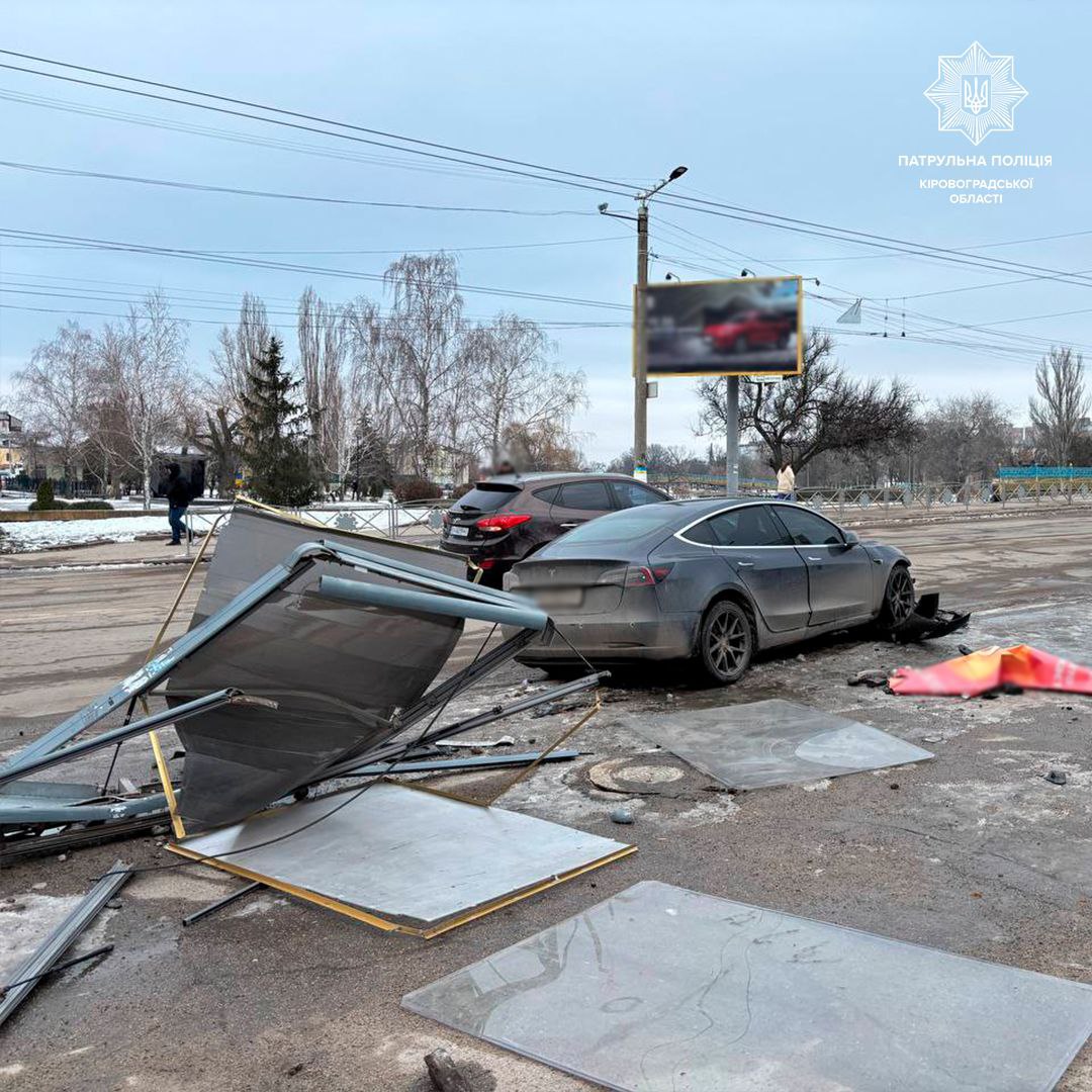Водійка Hyundai неподалік податкової в Кропивницькому спричинила потрійну ДТП.
