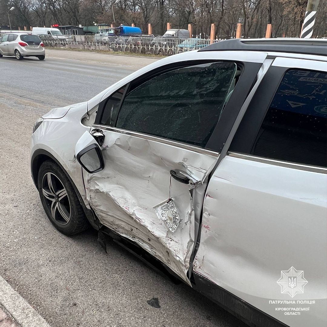 Водій Mitsubishi зіткнувся з легковиком та врізався в магазин у Кропивницькому