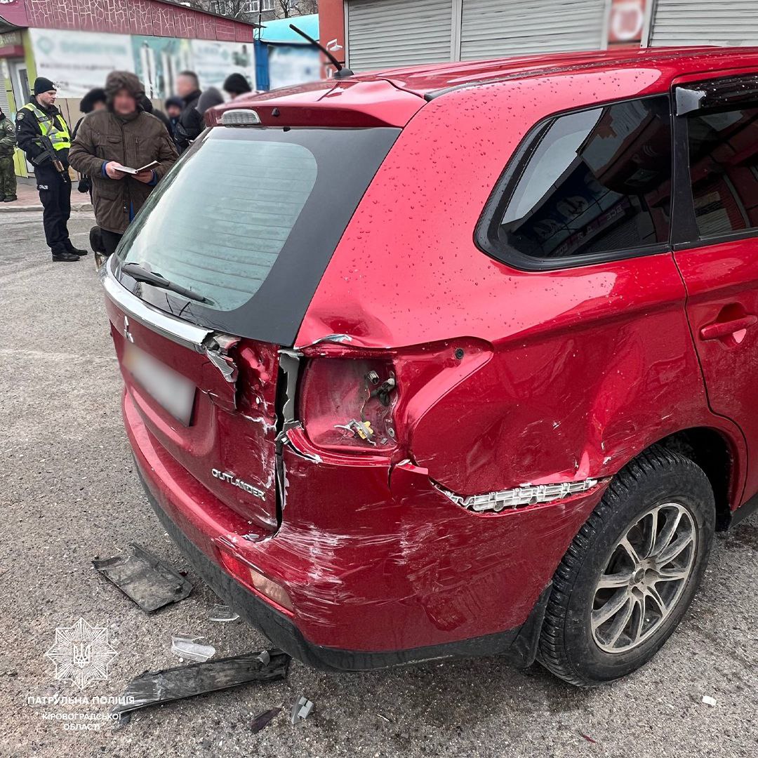Водій Mitsubishi зіткнувся з легковиком та врізався в магазин у Кропивницькому