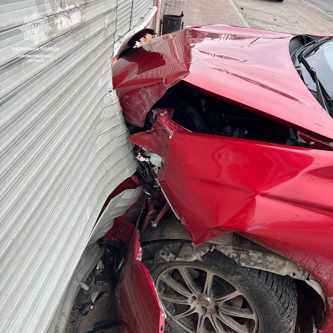 Водій Mitsubishi зіткнувся з легковиком та врізався в магазин у Кропивницькому