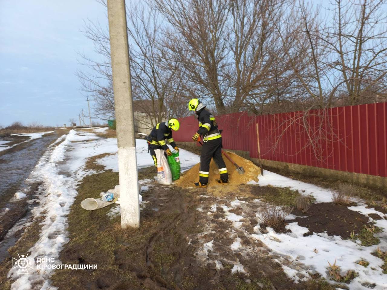 За добу рятувальники шість разів відкачували талу воду на Кіровоградщині.