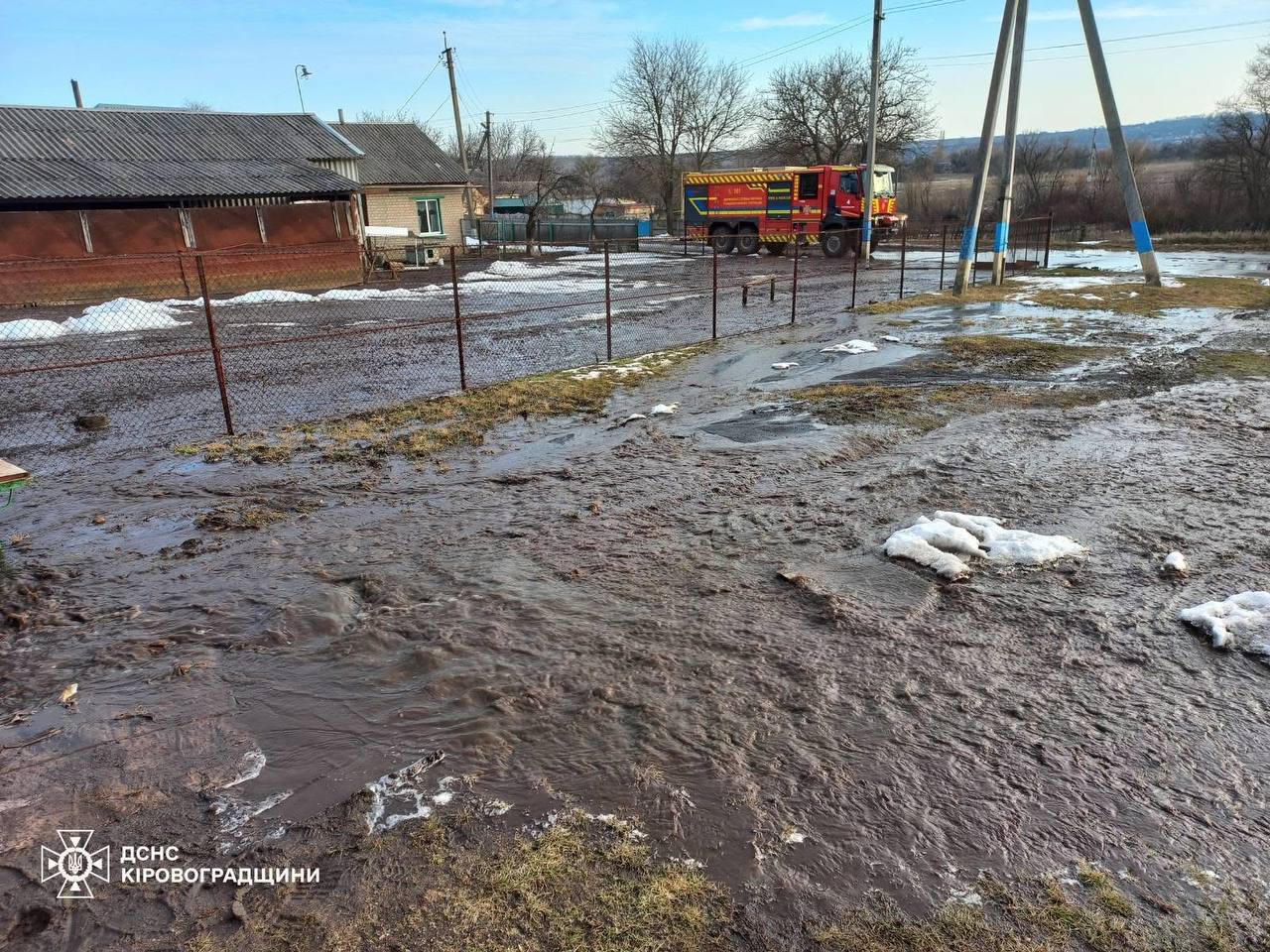 За добу рятувальники шість разів відкачували талу воду на Кіровоградщині.