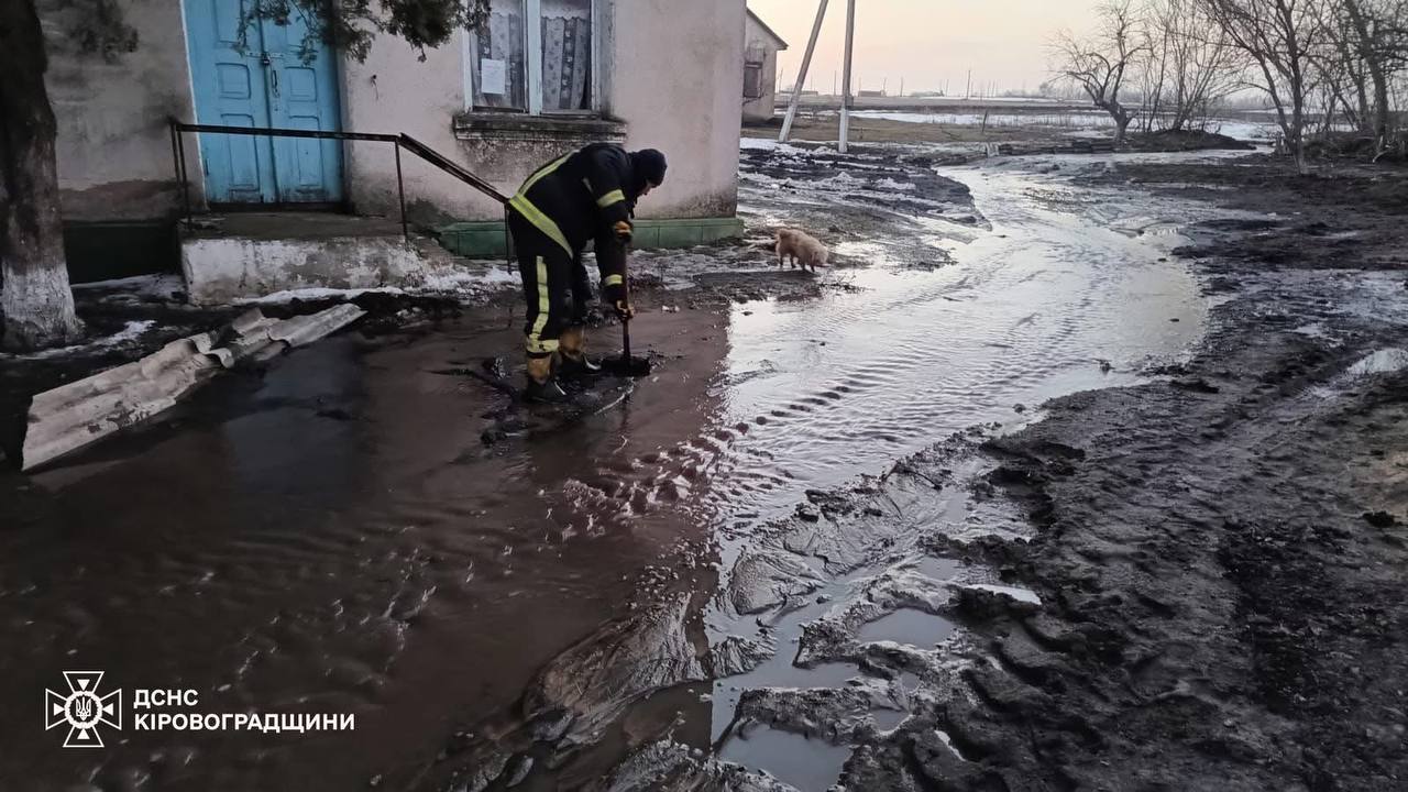За добу рятувальники шість разів відкачували талу воду на Кіровоградщині.