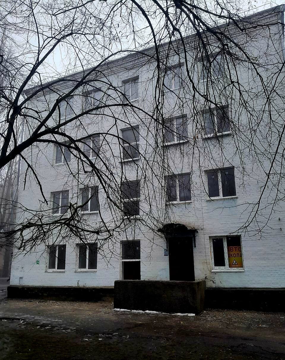 Майже 200 вікон замінили у пошкоджених обстрілом будівлях льотної академії в Кропивницькому