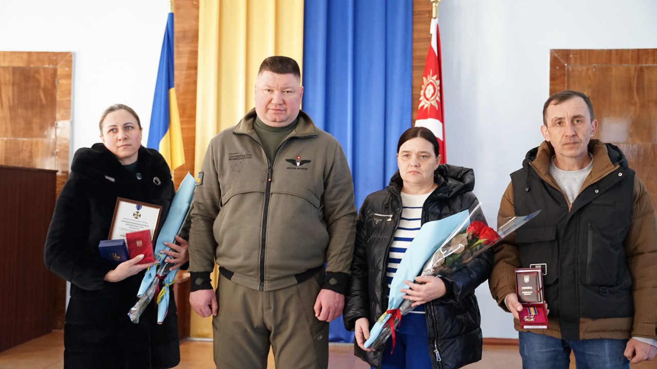 Державні нагороди передали рідним загиблих бійців з Кропивницького району