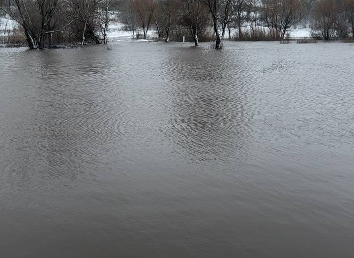 Між двома селами Черкаської та Кіровоградської областей обмежили рух через підтоплення мосту