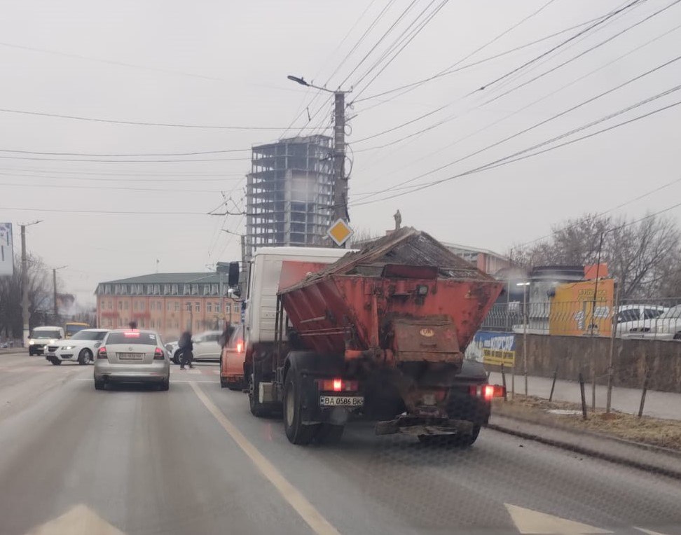 Кропивничан закликають не залишати авто на узбіччях - працюватиме техніка