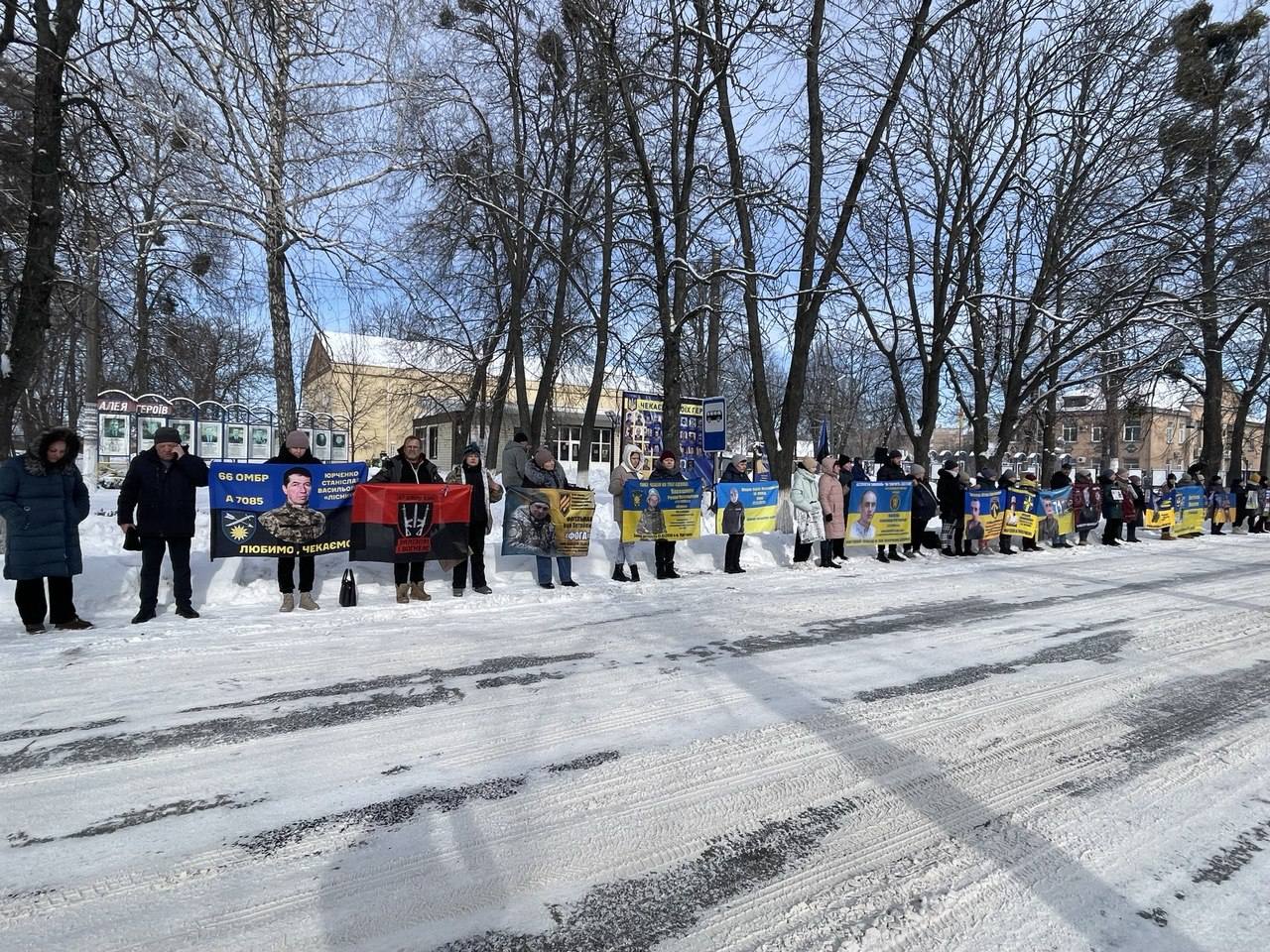 Рідні зниклих безвісти та військовополонених вийшли на акцію-нагадування в Олександрівці