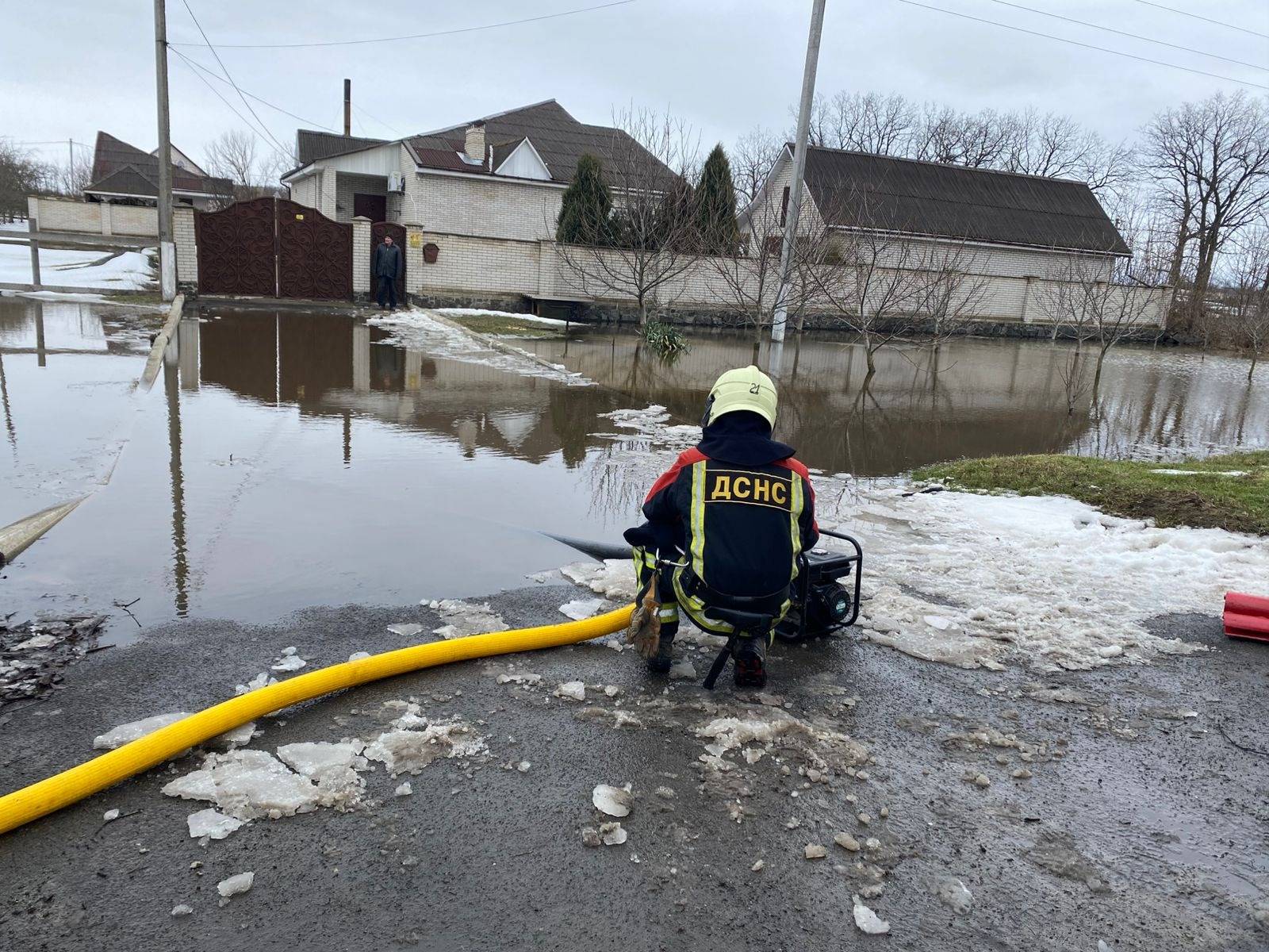Рятувальники відкачують воду на Кіровоградщині
