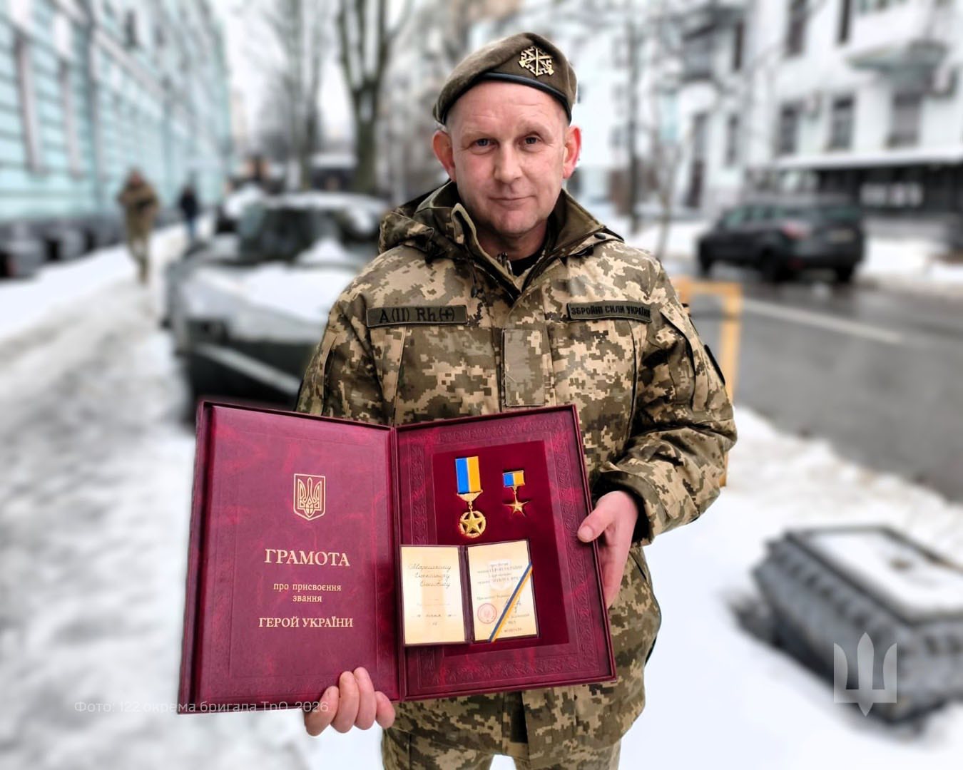 Солдат солдат Олександр Марецький із Заваллівської громади з орденом "Золота зірка" та грамотою від Президента України