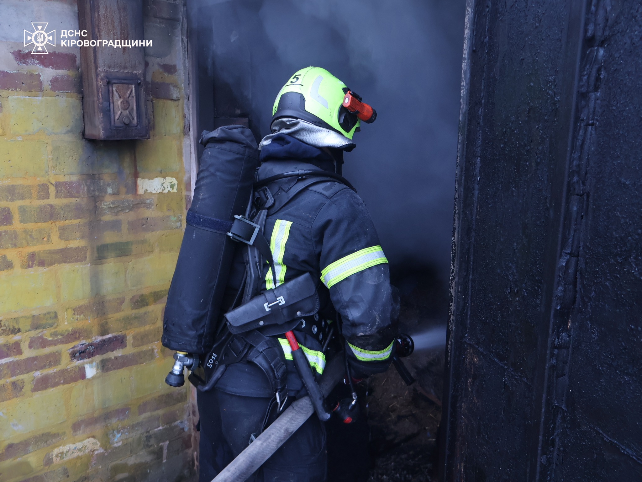 Рятувальники загасили в Кропивницькому пожежу будинку, на якій травмувався чоловік.