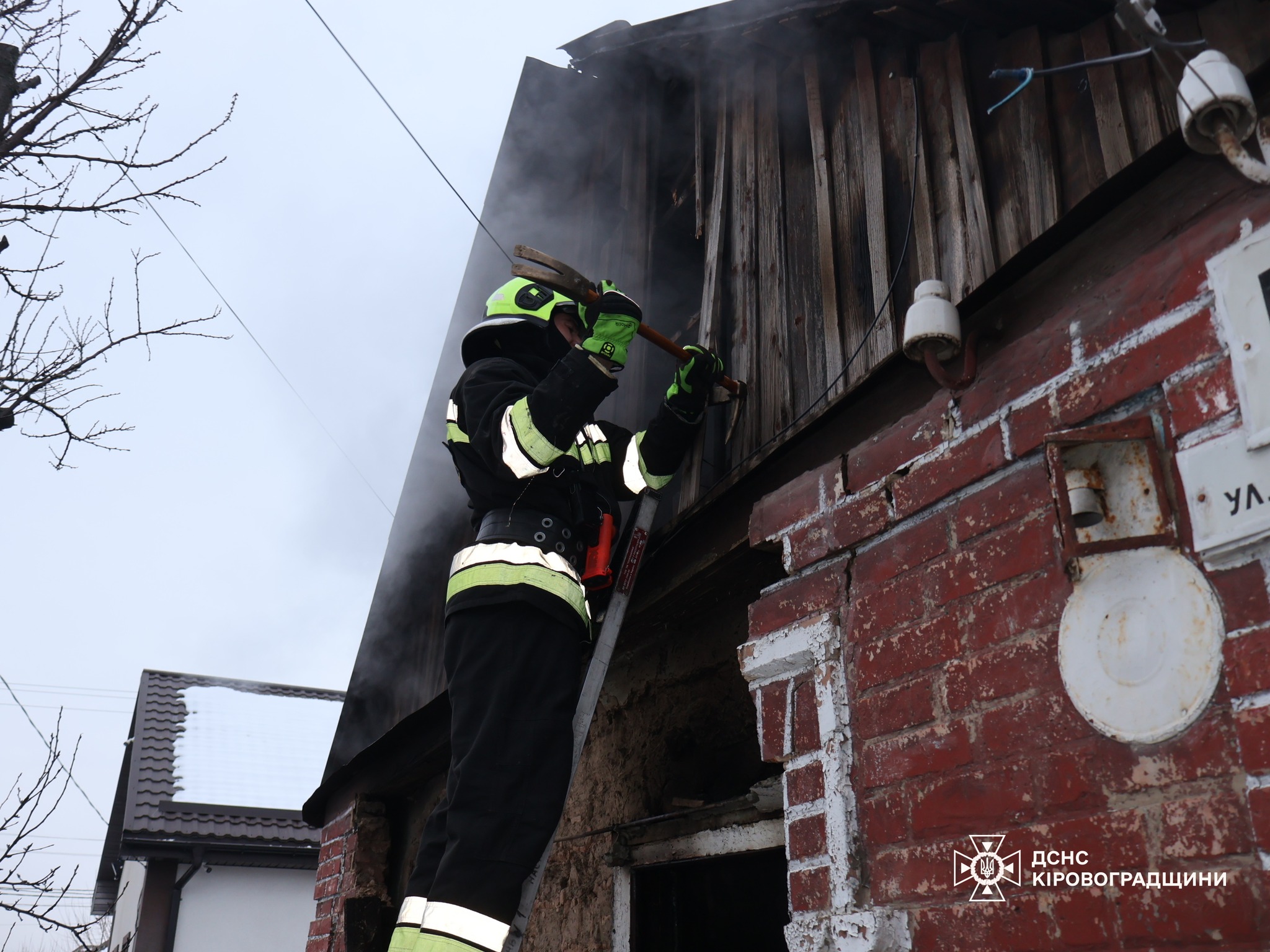 Рятувальники загасили пожежу будинку в Кропивницькому, на якій травмувався чоловік.