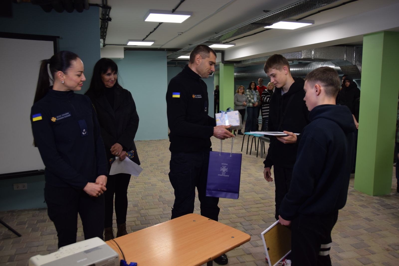 Делегація ДСНС вручає двом хлопцям грамоти у Петрівському ліцеї