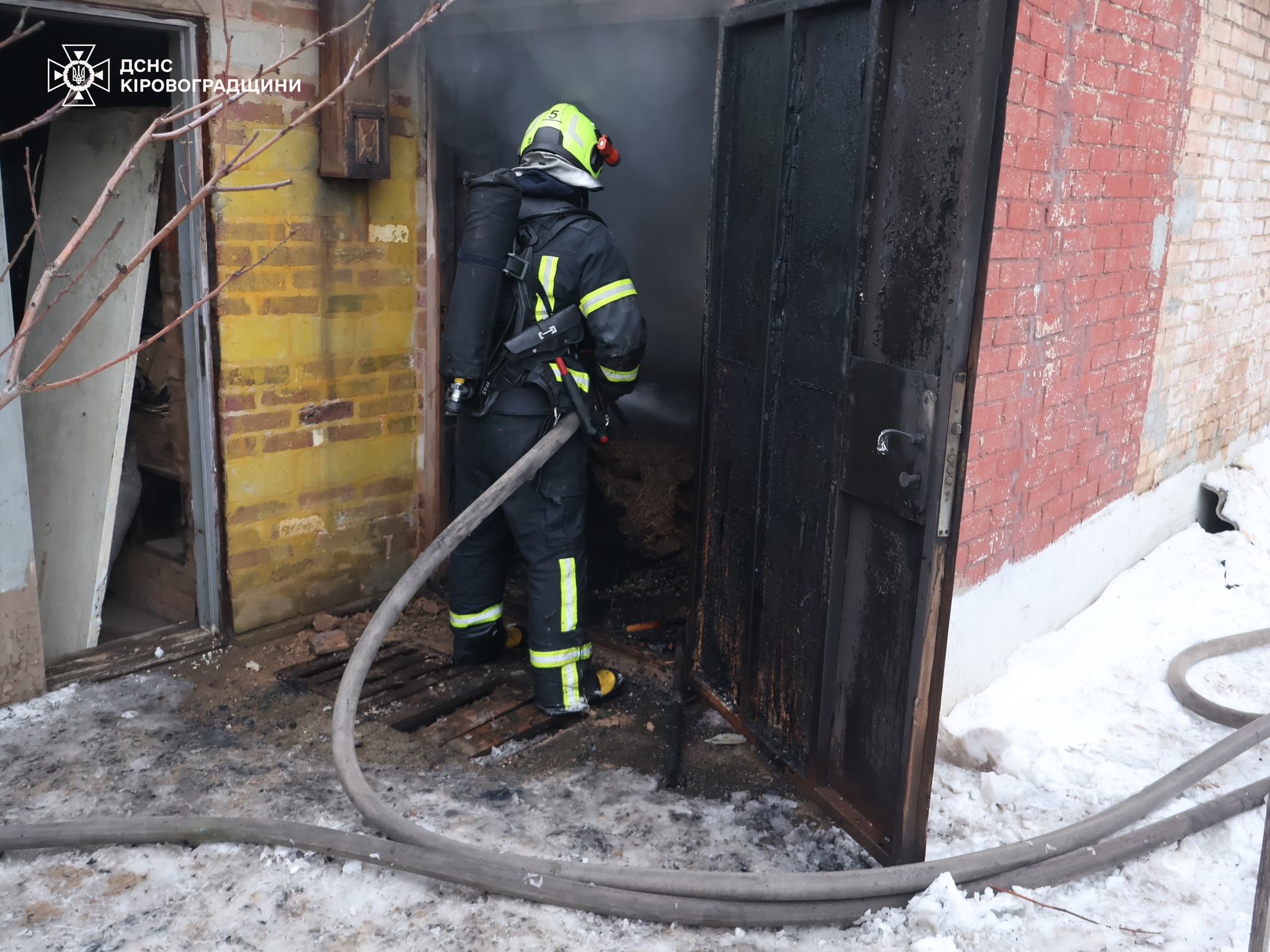 Рятувальники загасили в Кропивницькому пожежу будинку, на якій травмувався чоловік.
