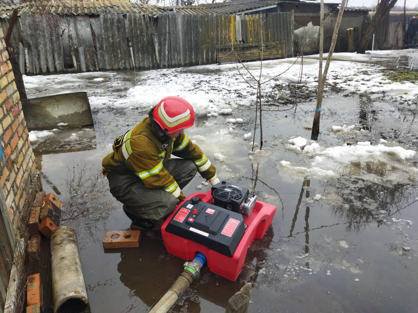 Рятувальники відкачують воду на Кіровоградщині